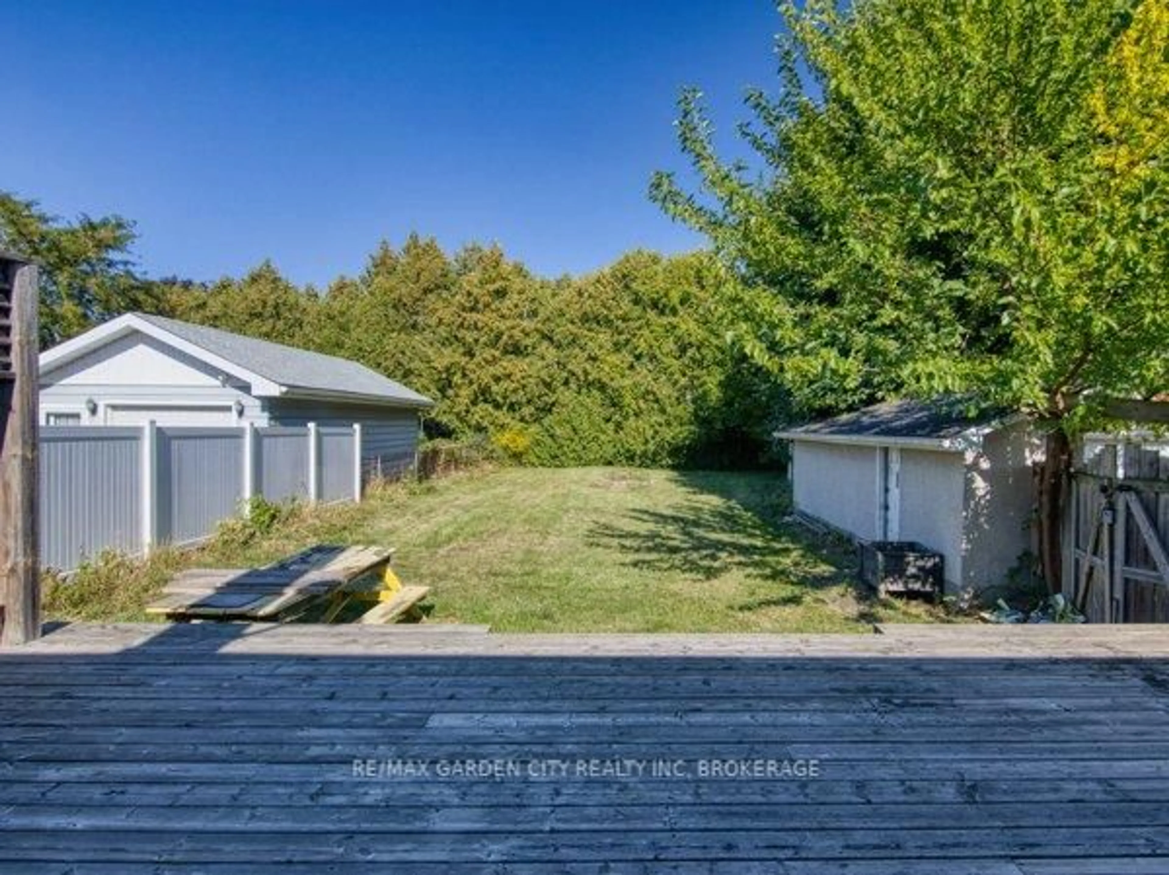 A pic from outside/outdoor area/front of a property/back of a property/a pic from drone, unknown for 11 Bonavem Dr, St. Catharines Ontario L2N 1X7