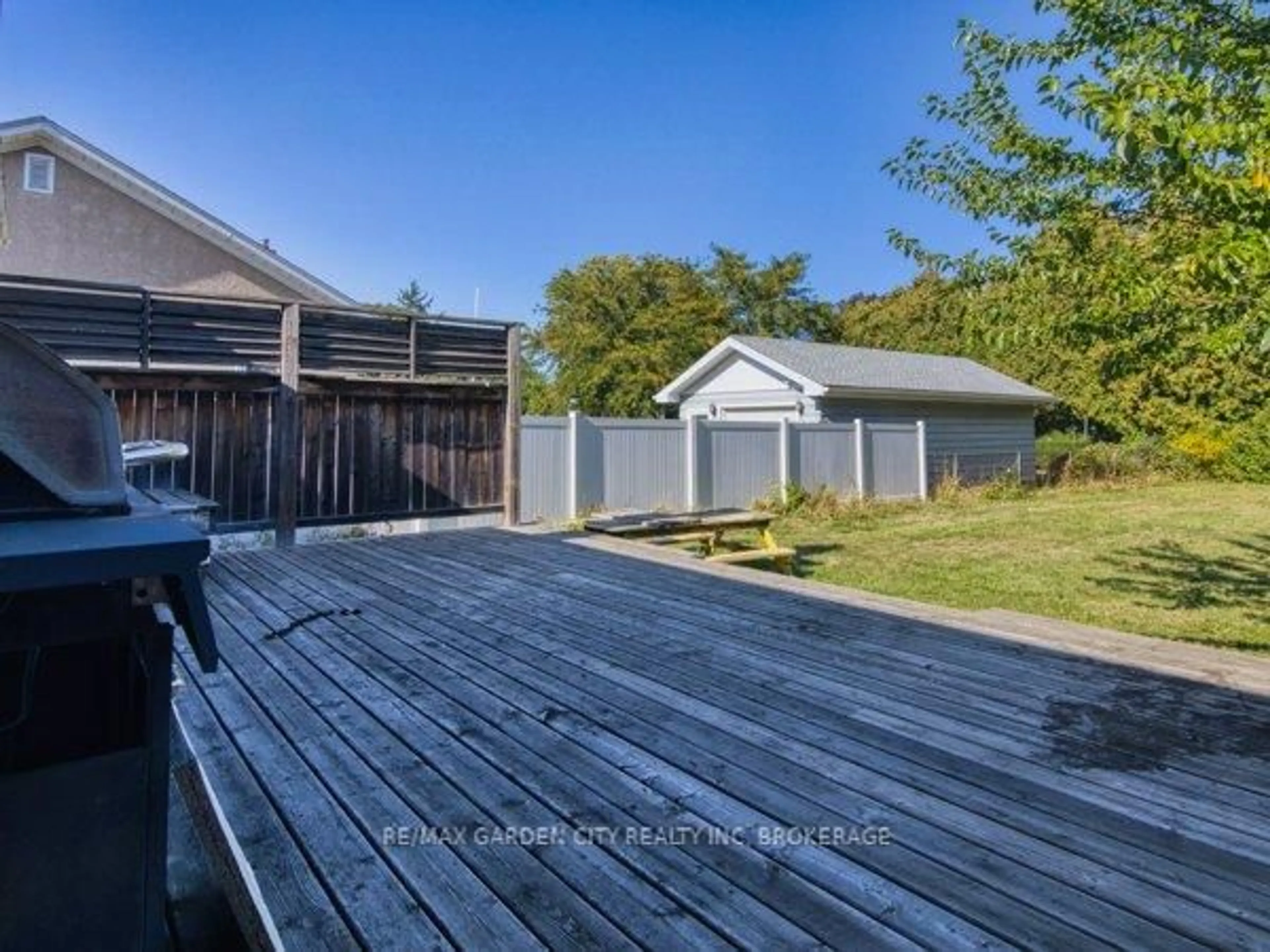 A pic from outside/outdoor area/front of a property/back of a property/a pic from drone, unknown for 11 Bonavem Dr, St. Catharines Ontario L2N 1X7