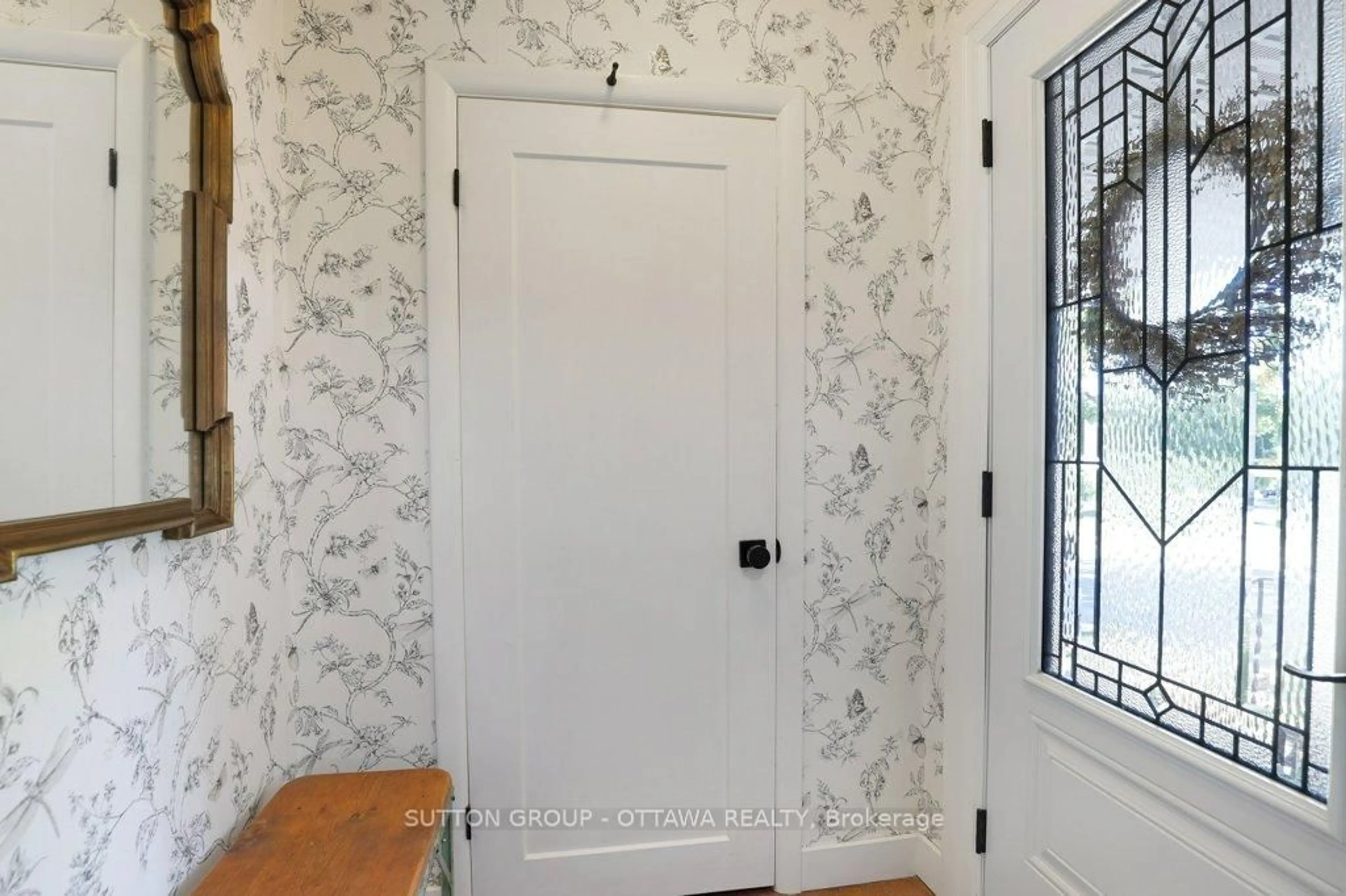 Indoor entryway for 2 Victoria St, Perth Ontario K7H 2H4