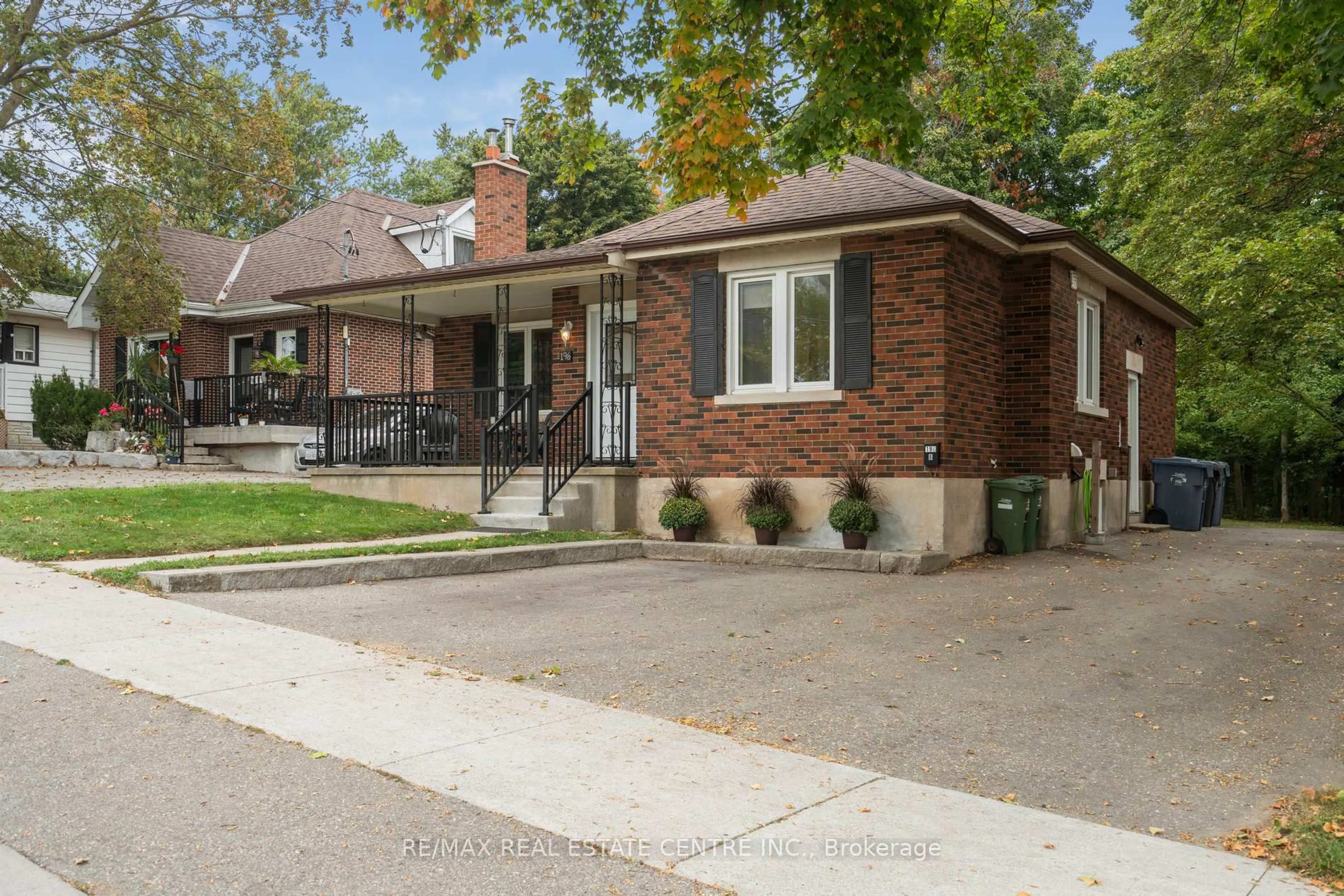 Home with brick exterior material, street for 196 Silvercreek Pkwy, Guelph Ontario N1H 3S7
