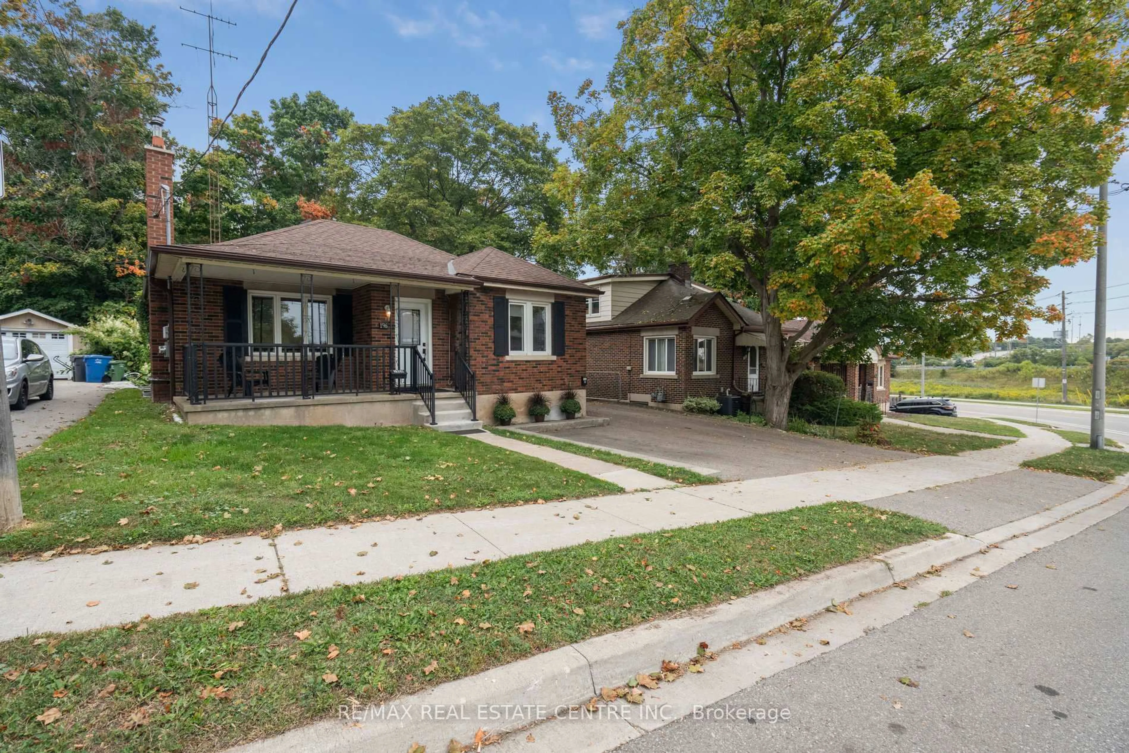 Home with brick exterior material, street for 196 Silvercreek Pkwy, Guelph Ontario N1H 3S7