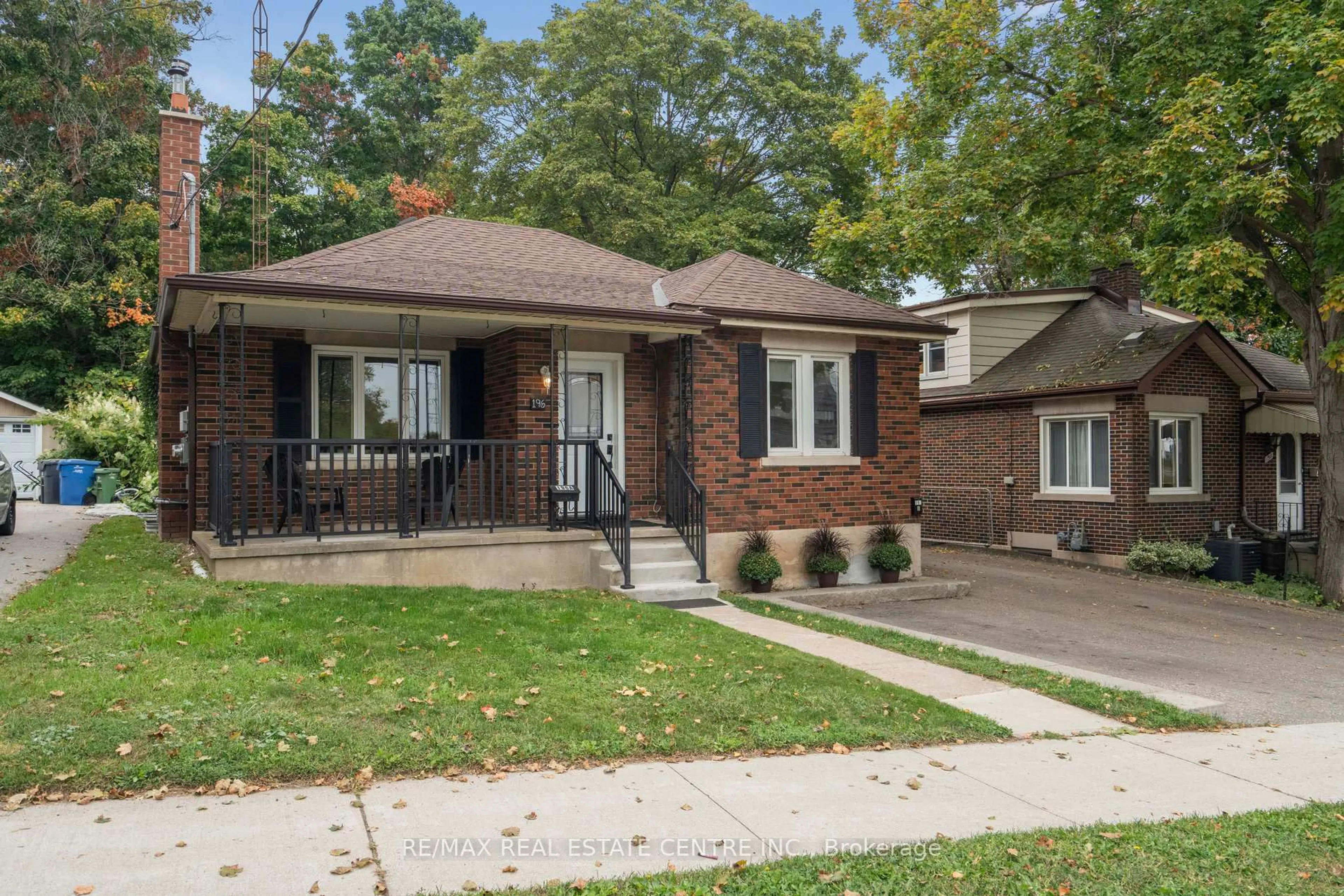 Home with brick exterior material, street for 196 Silvercreek Pkwy, Guelph Ontario N1H 3S7