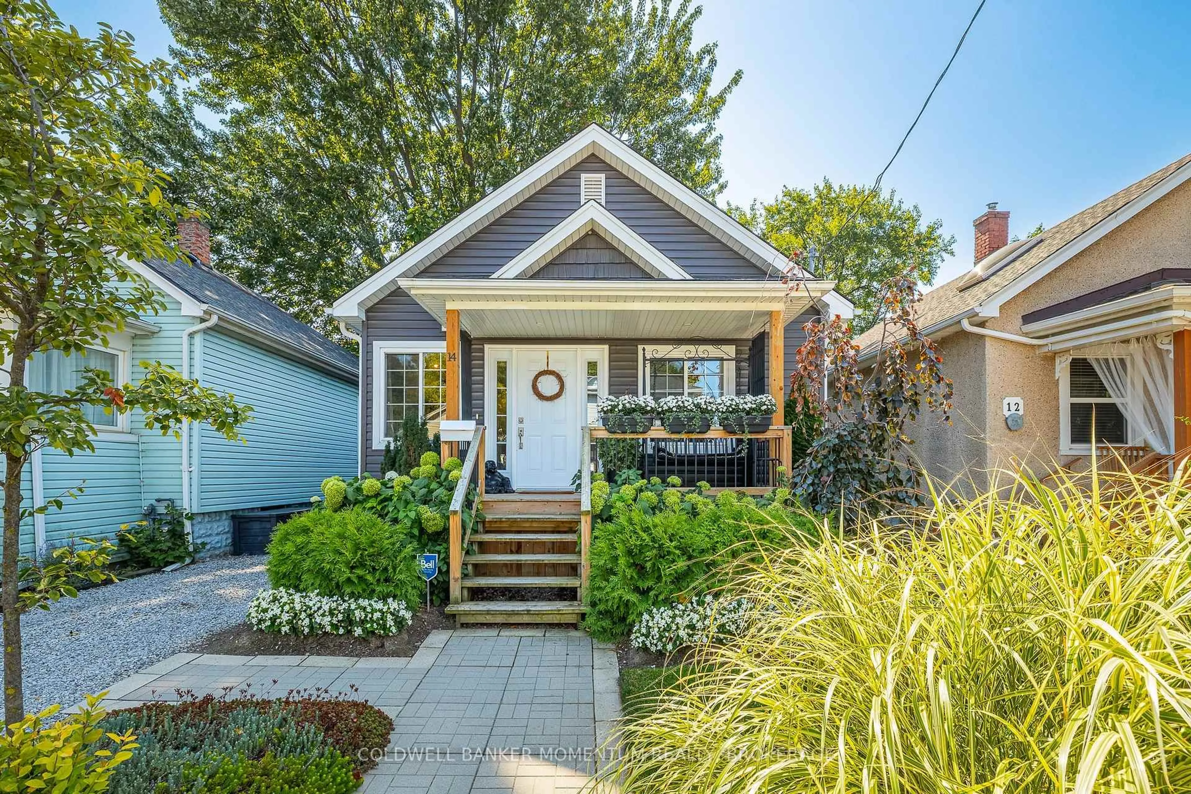 Home with vinyl exterior material, street for 14 LINWOOD St, St. Catharines Ontario L2R 1H3