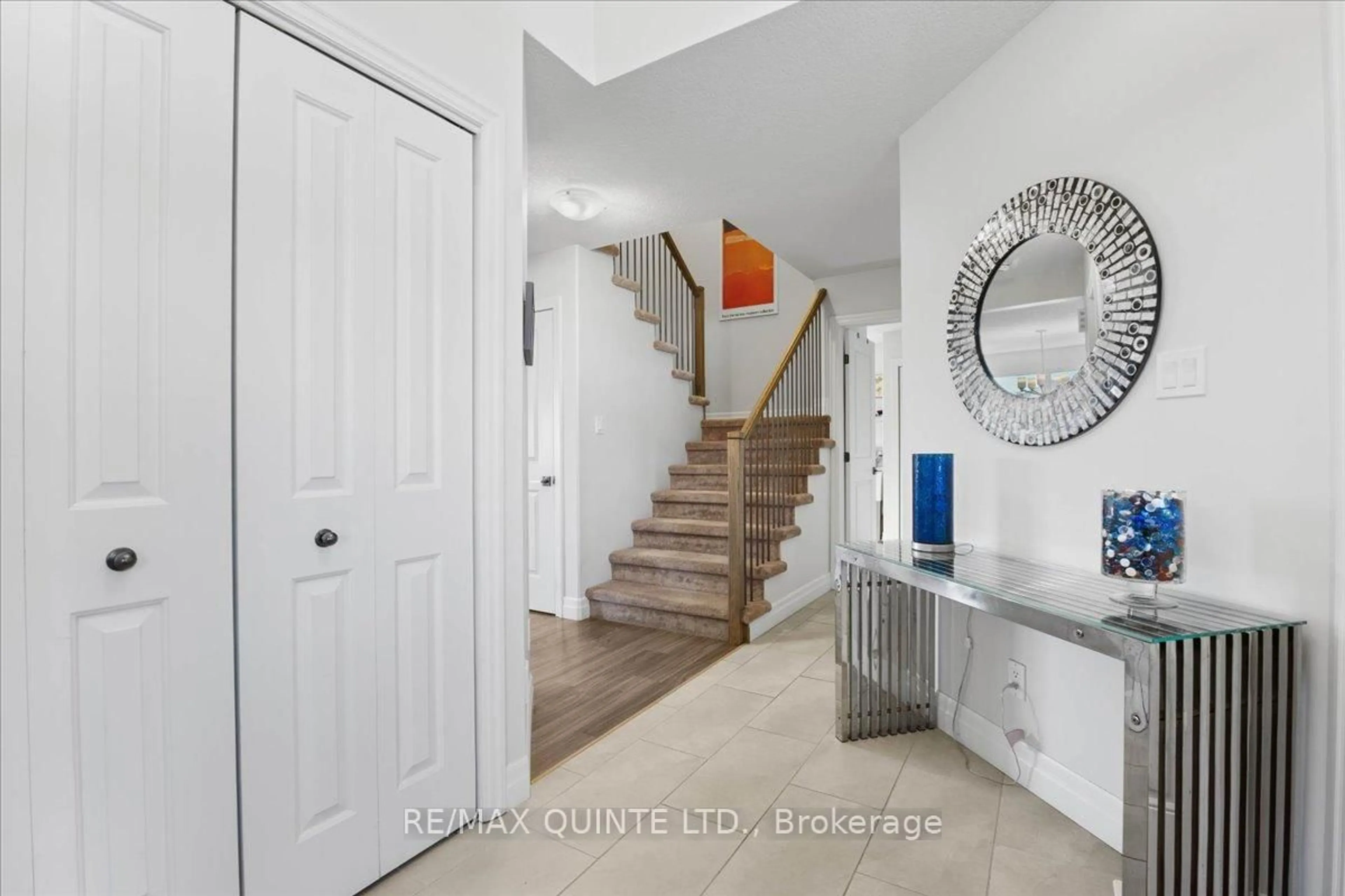 Indoor entryway for 6 Granby Crt, Belleville Ontario K8N 5W6