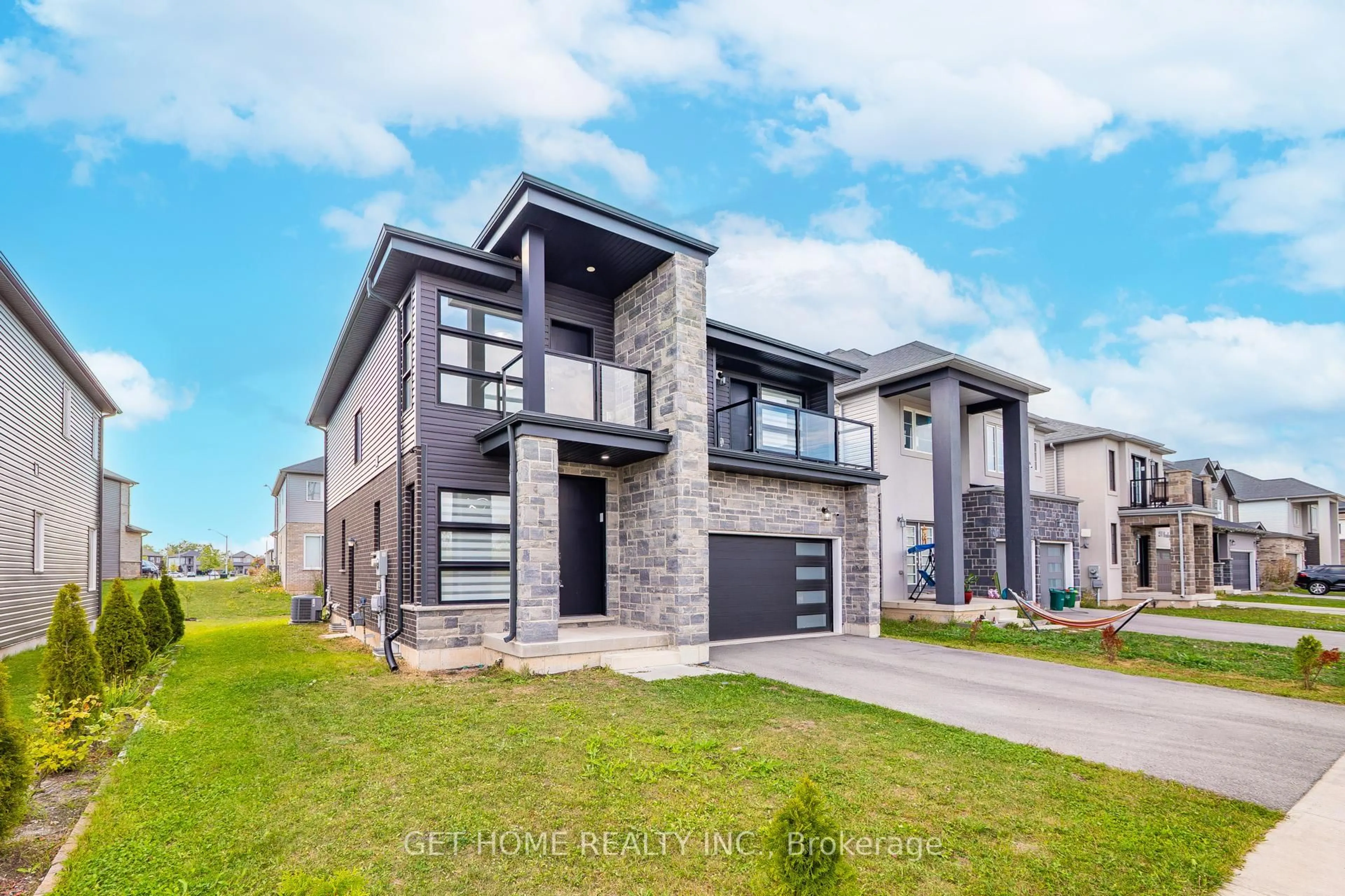 Home with brick exterior material, street for 306 Bradley Ave, Welland Ontario L3B 0H6