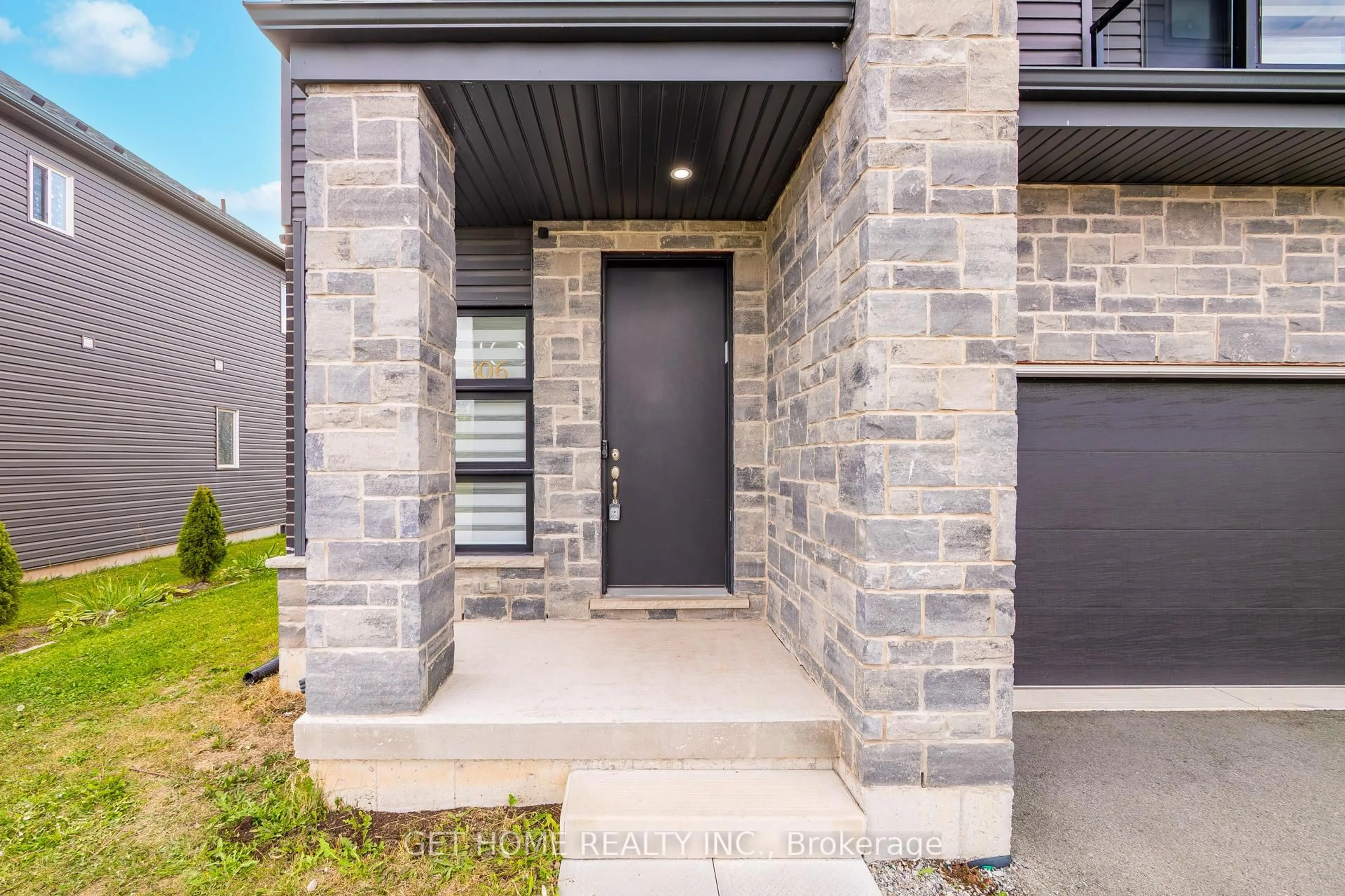 Home with brick exterior material, street for 306 Bradley Ave, Welland Ontario L3B 0H6