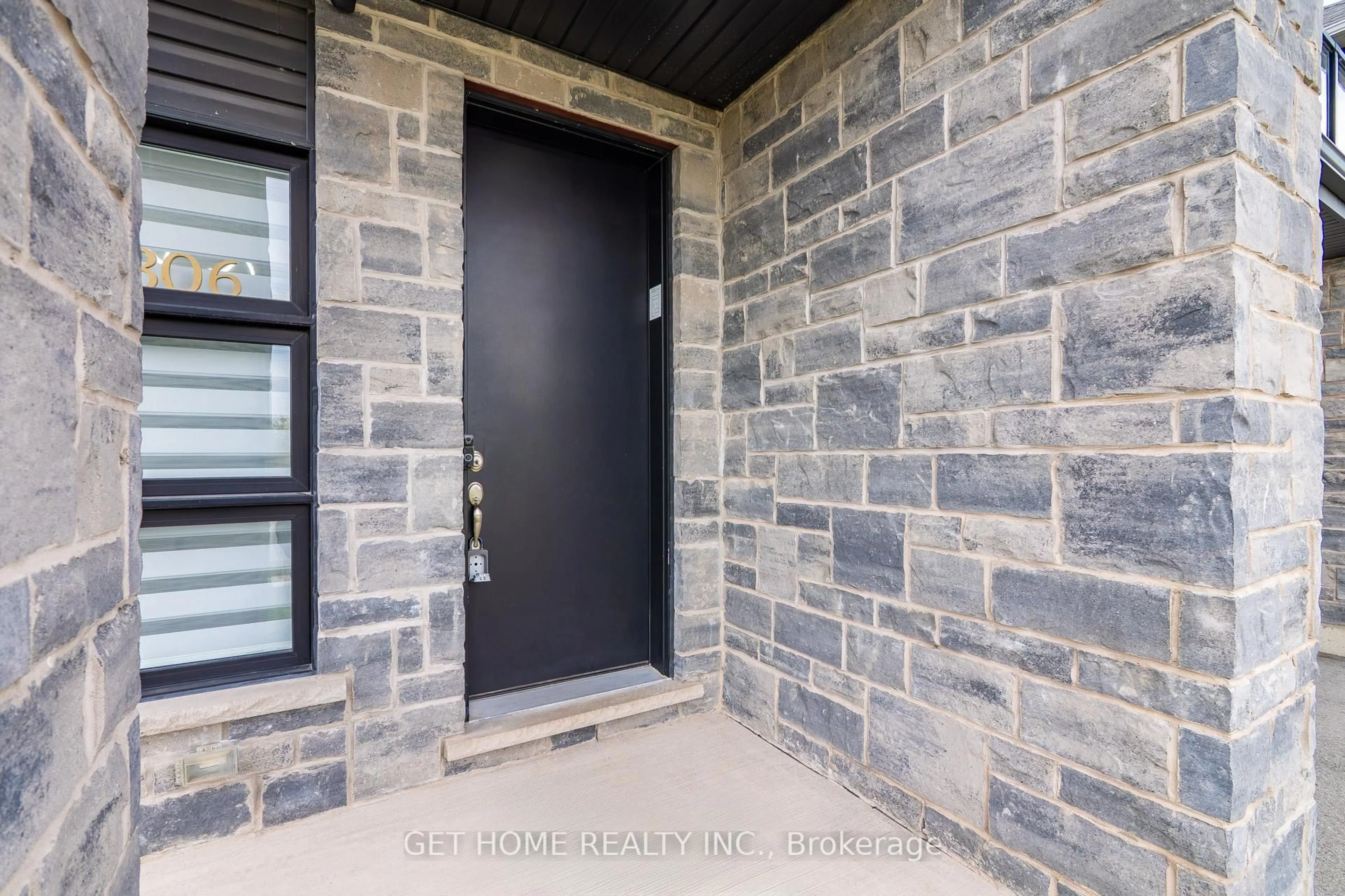 Indoor entryway for 306 Bradley Ave, Welland Ontario L3B 0H6