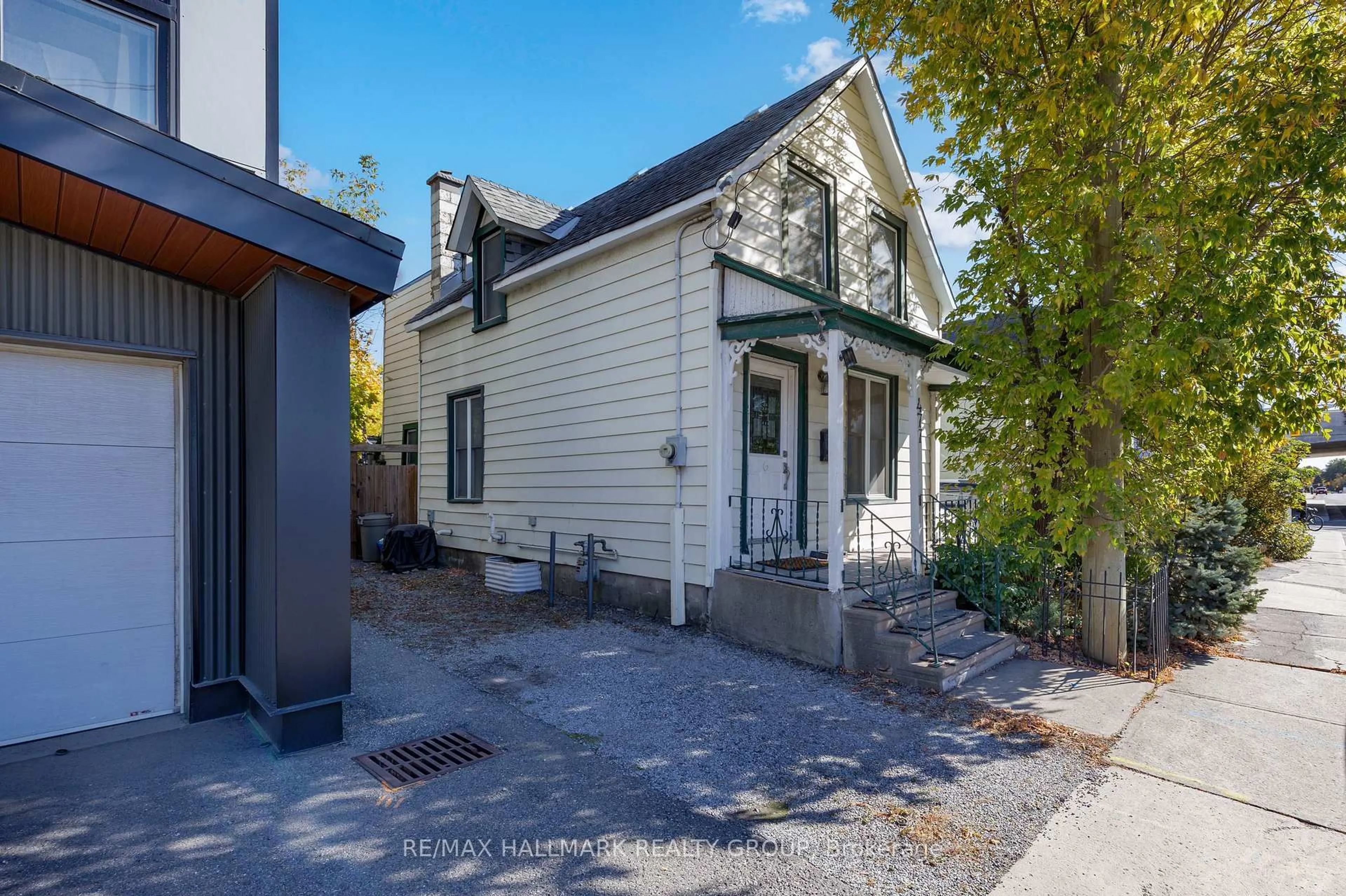 A pic from outside/outdoor area/front of a property/back of a property/a pic from drone, street for 477 BOOTH St, Ottawa Ontario K1R 7L1