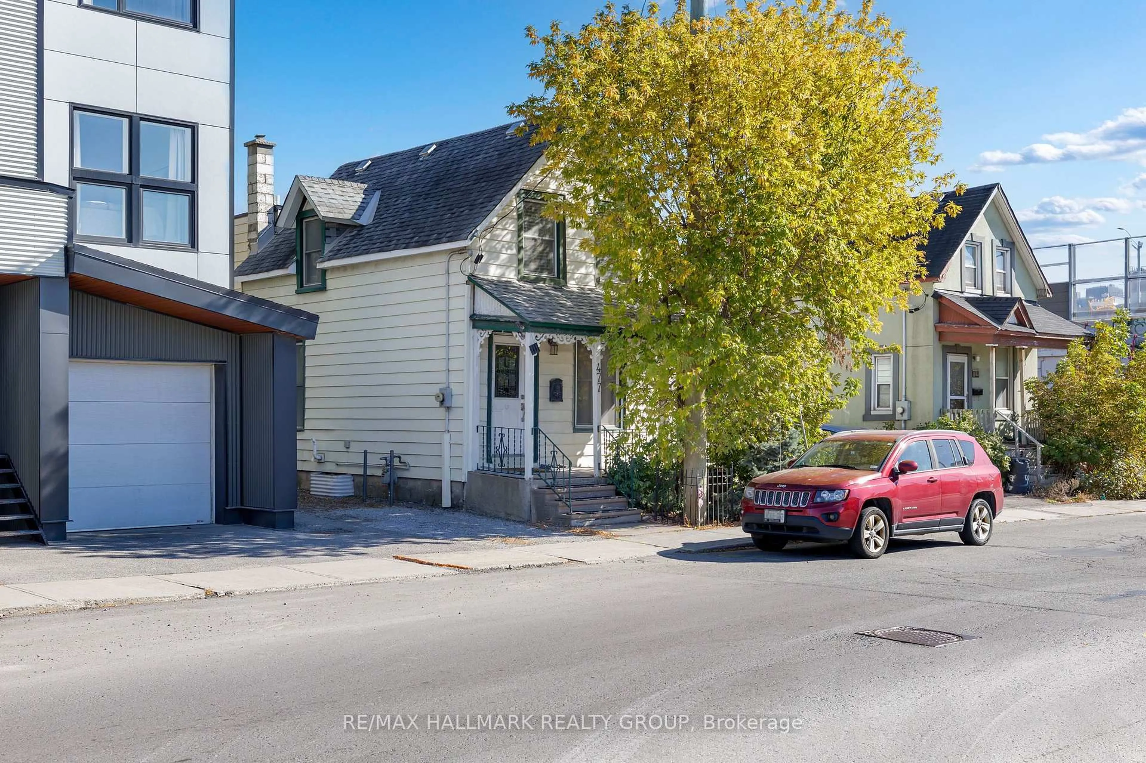 A pic from outside/outdoor area/front of a property/back of a property/a pic from drone, street for 477 BOOTH St, Ottawa Ontario K1R 7L1