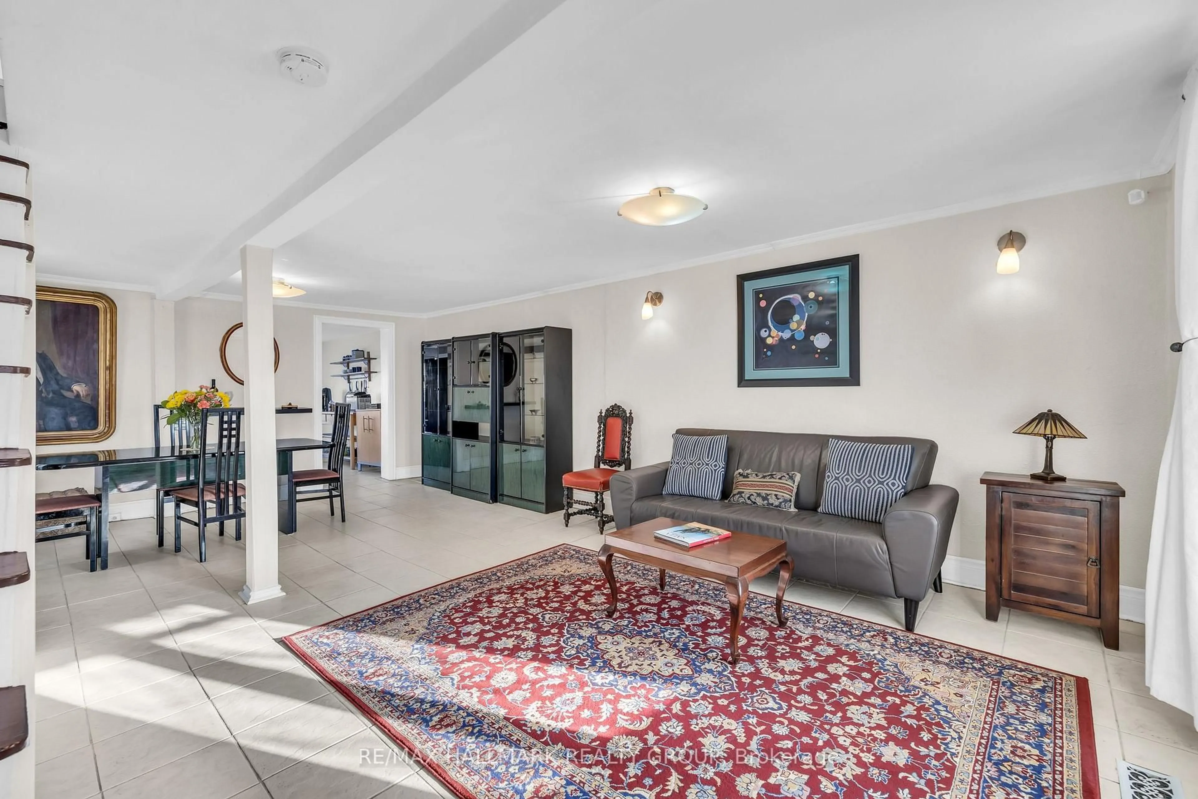 Lobby for 477 BOOTH St, Ottawa Ontario K1R 7L1