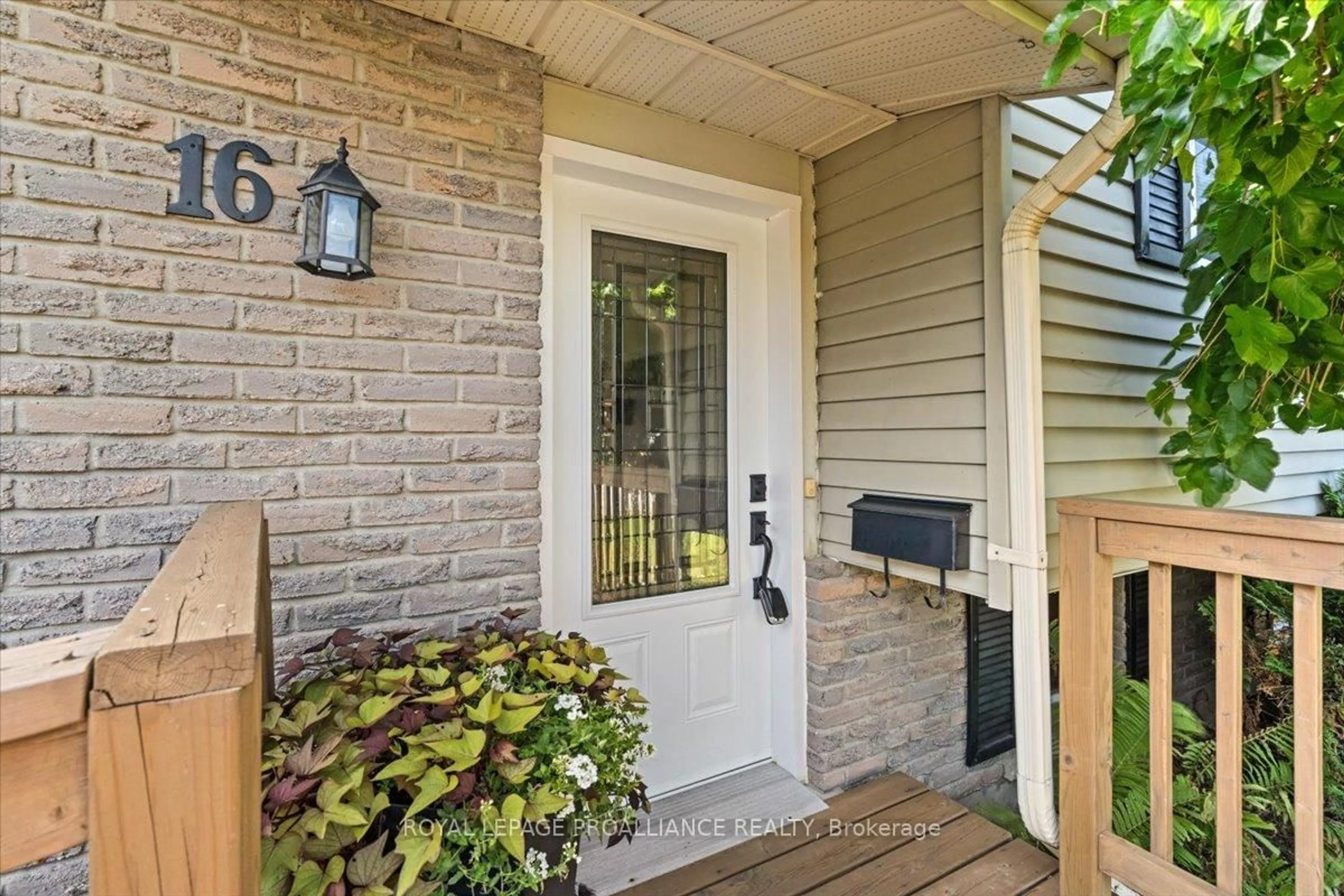 Indoor entryway for 16 Centre Crt, Hastings Ontario K0K 2C0