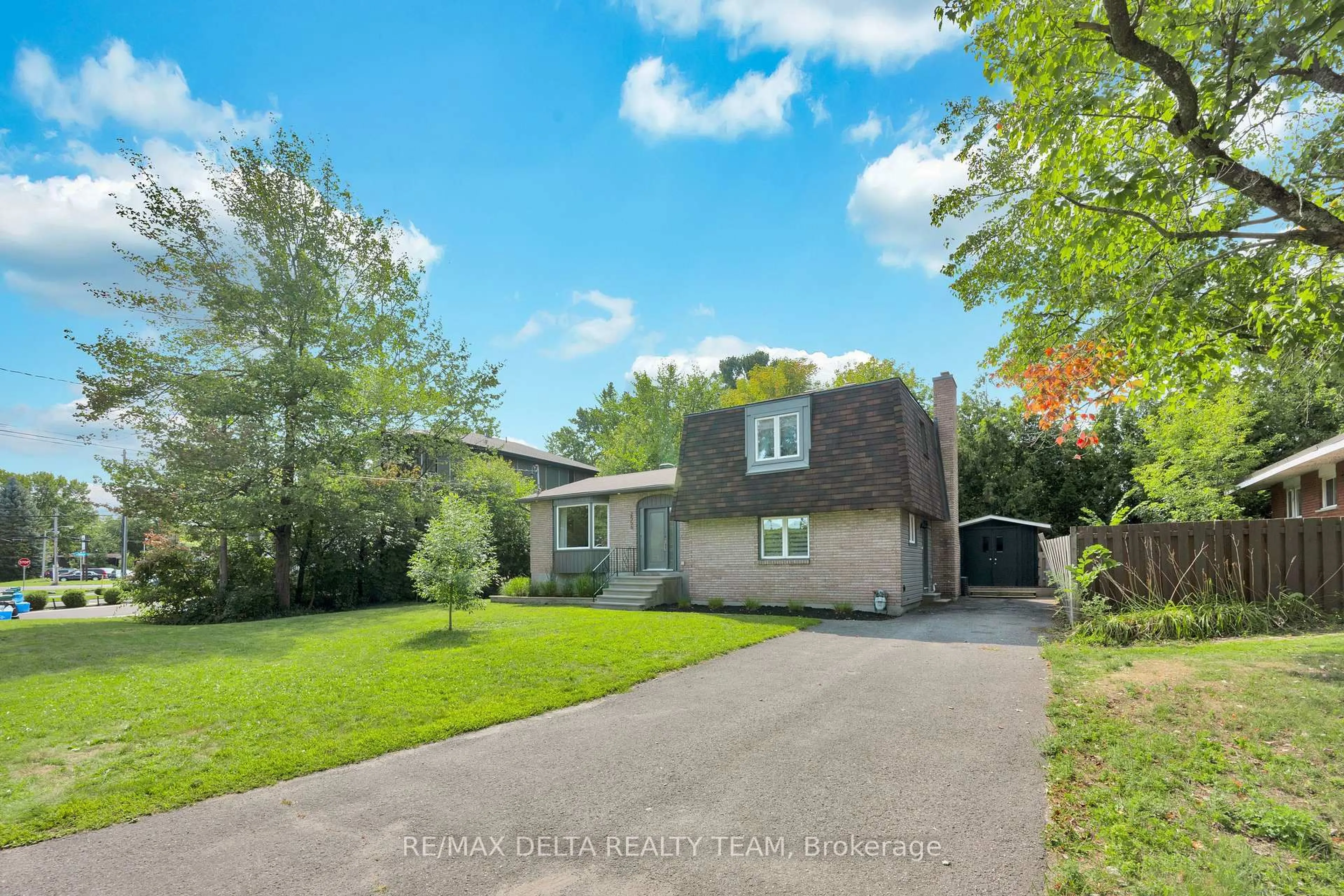 A pic from outside/outdoor area/front of a property/back of a property/a pic from drone, street for 2556 Gravelle Cres, Ottawa Ontario K1B 3A3