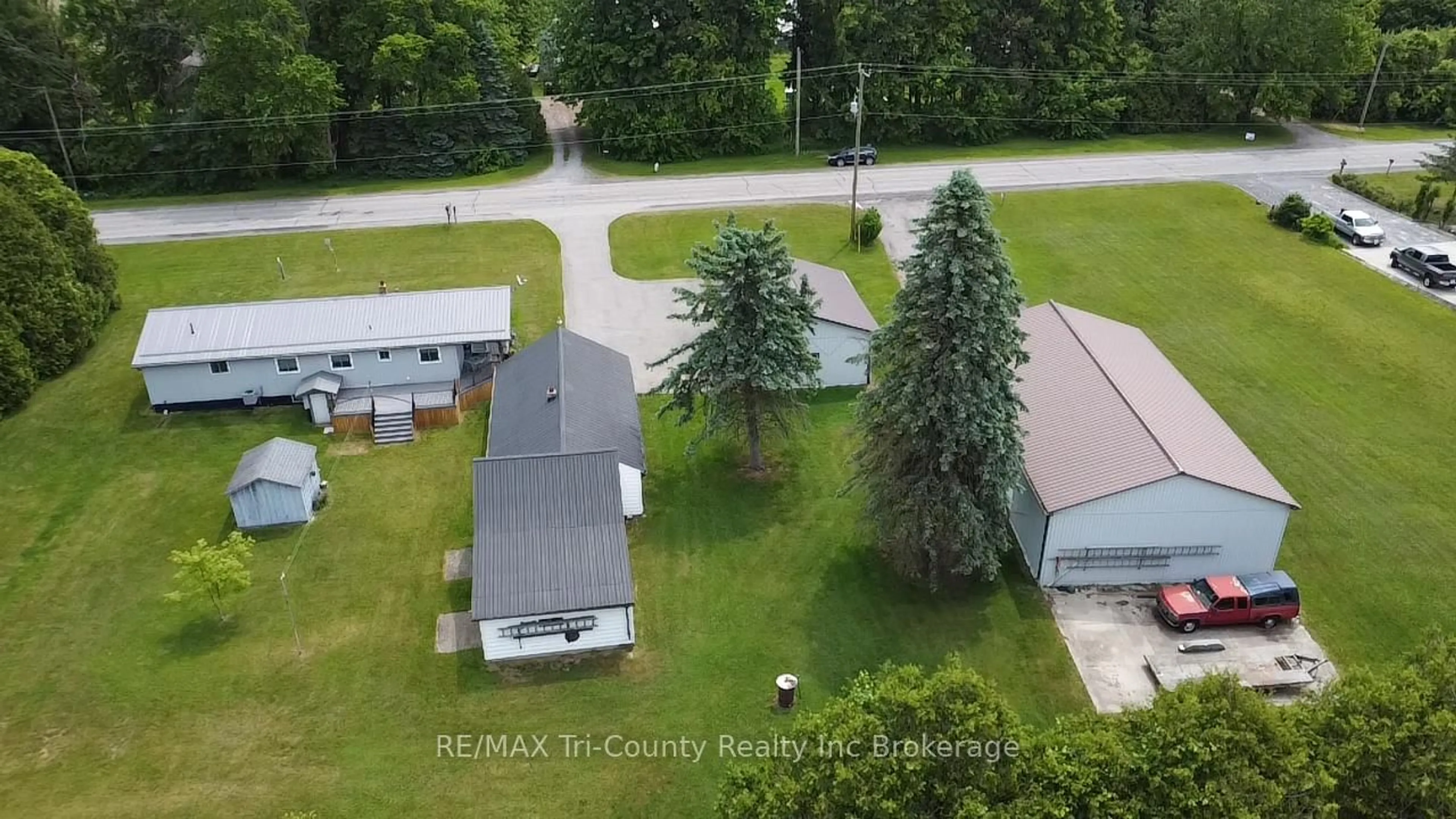 A pic from outside/outdoor area/front of a property/back of a property/a pic from drone, unknown for 985 Norfolk County 28 Rd, Norfolk Ontario N0E 1G0
