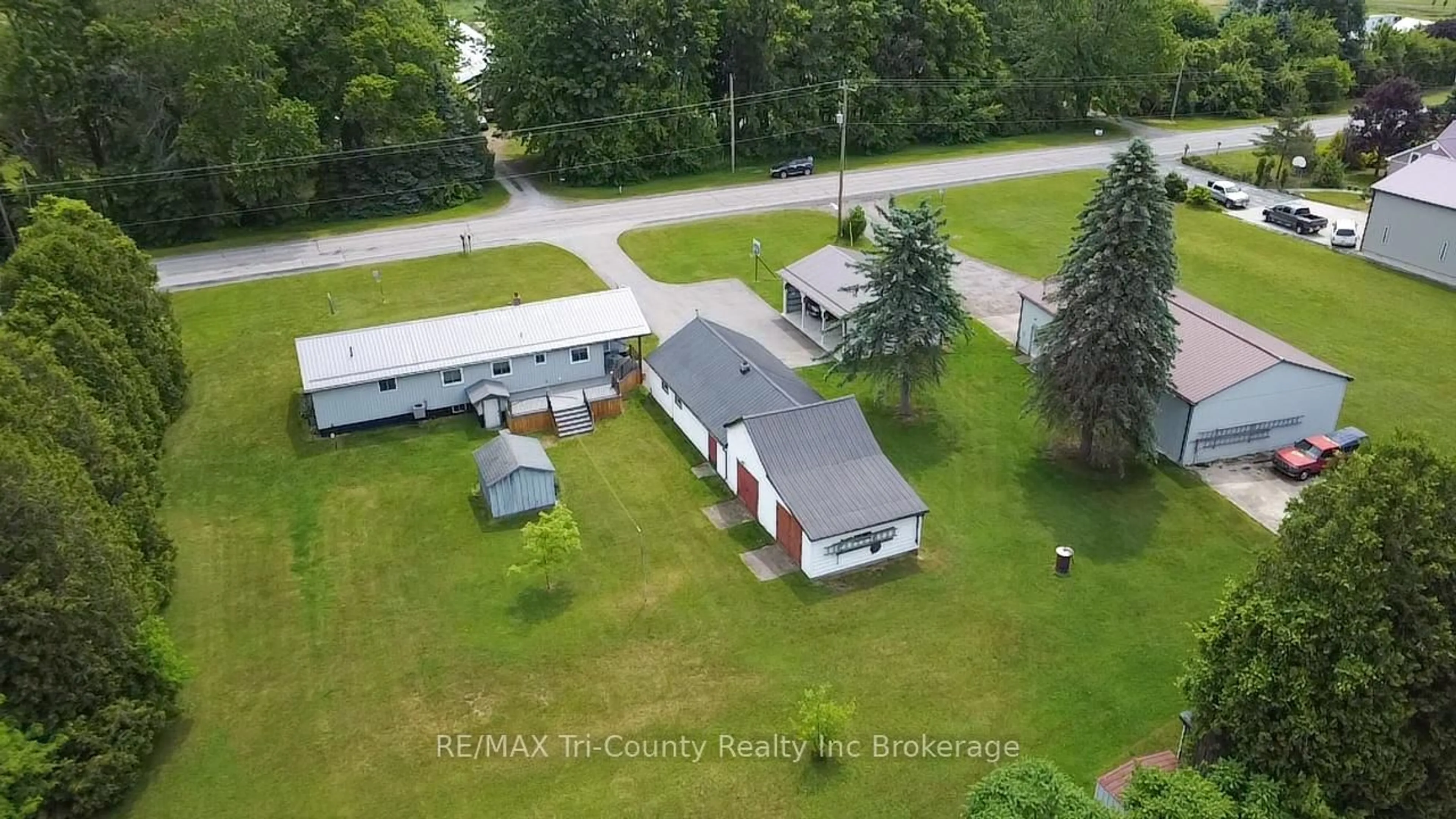 A pic from outside/outdoor area/front of a property/back of a property/a pic from drone, unknown for 985 Norfolk County 28 Rd, Norfolk Ontario N0E 1G0