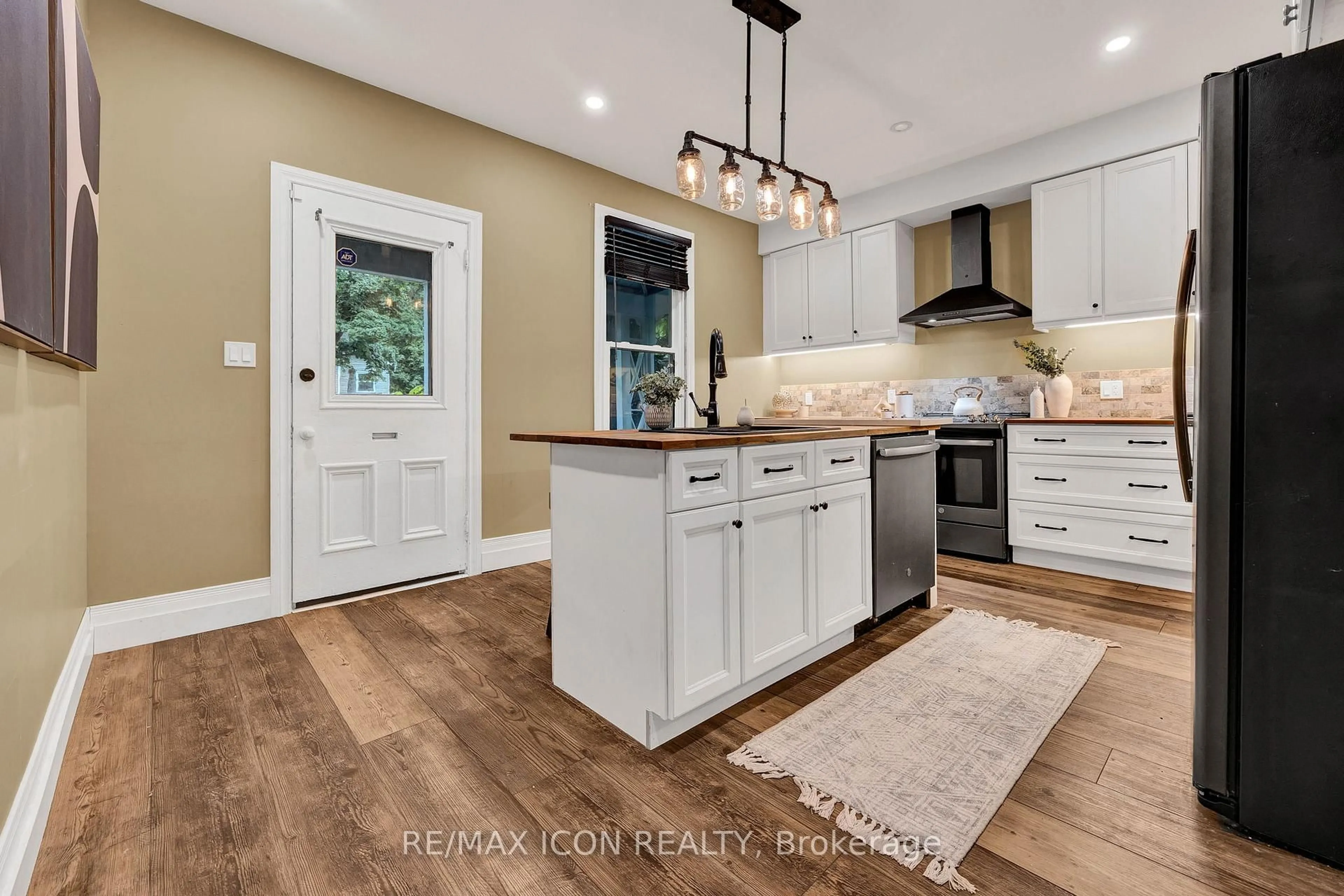 Open concept kitchen, unknown for 115 Cedar St, Cambridge Ontario N1S 1V7