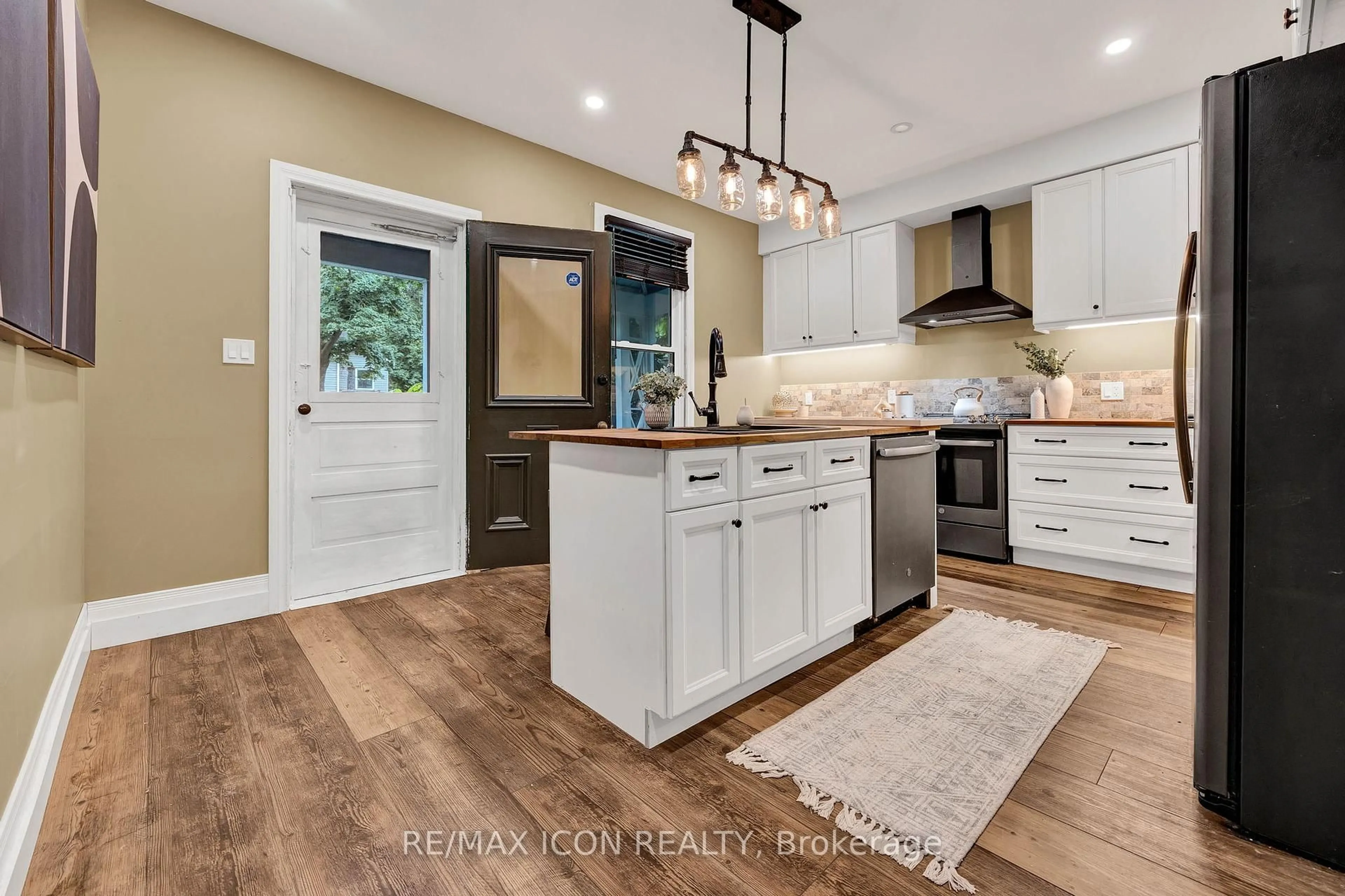 Open concept kitchen, unknown for 115 Cedar St, Cambridge Ontario N1S 1V7