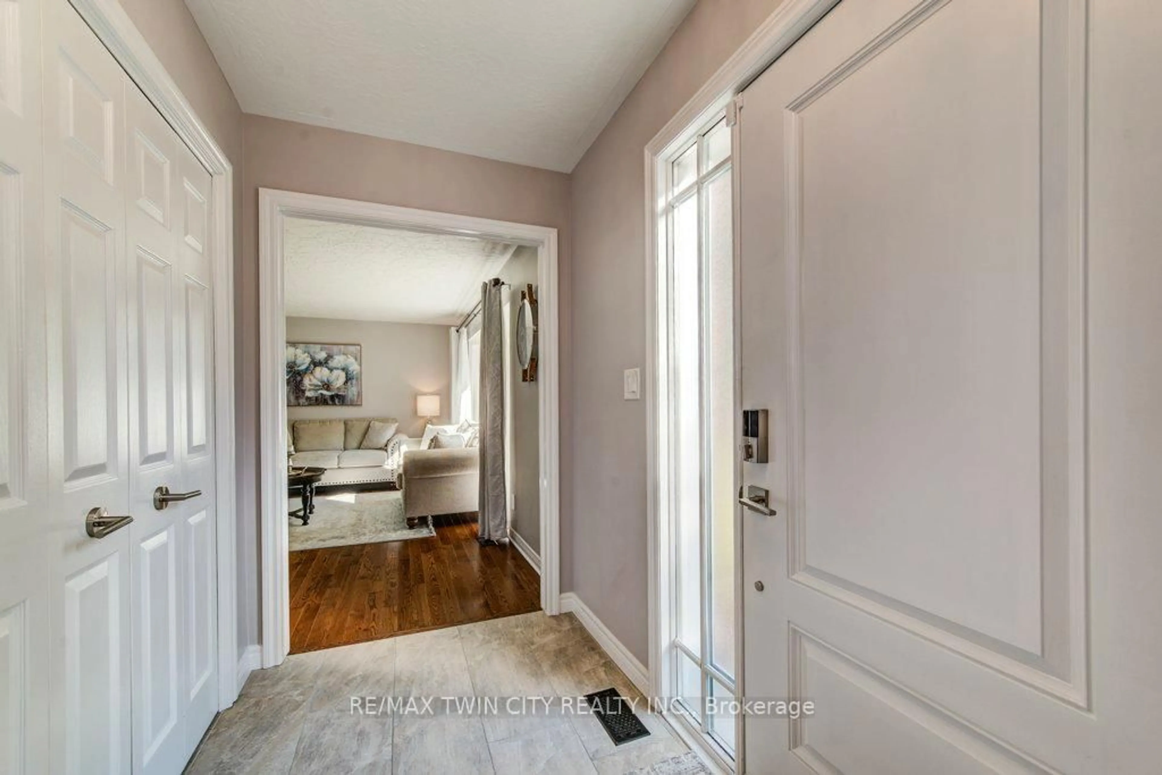 Indoor entryway for 466 Kingsford Pl, Waterloo Ontario N2T 1K9