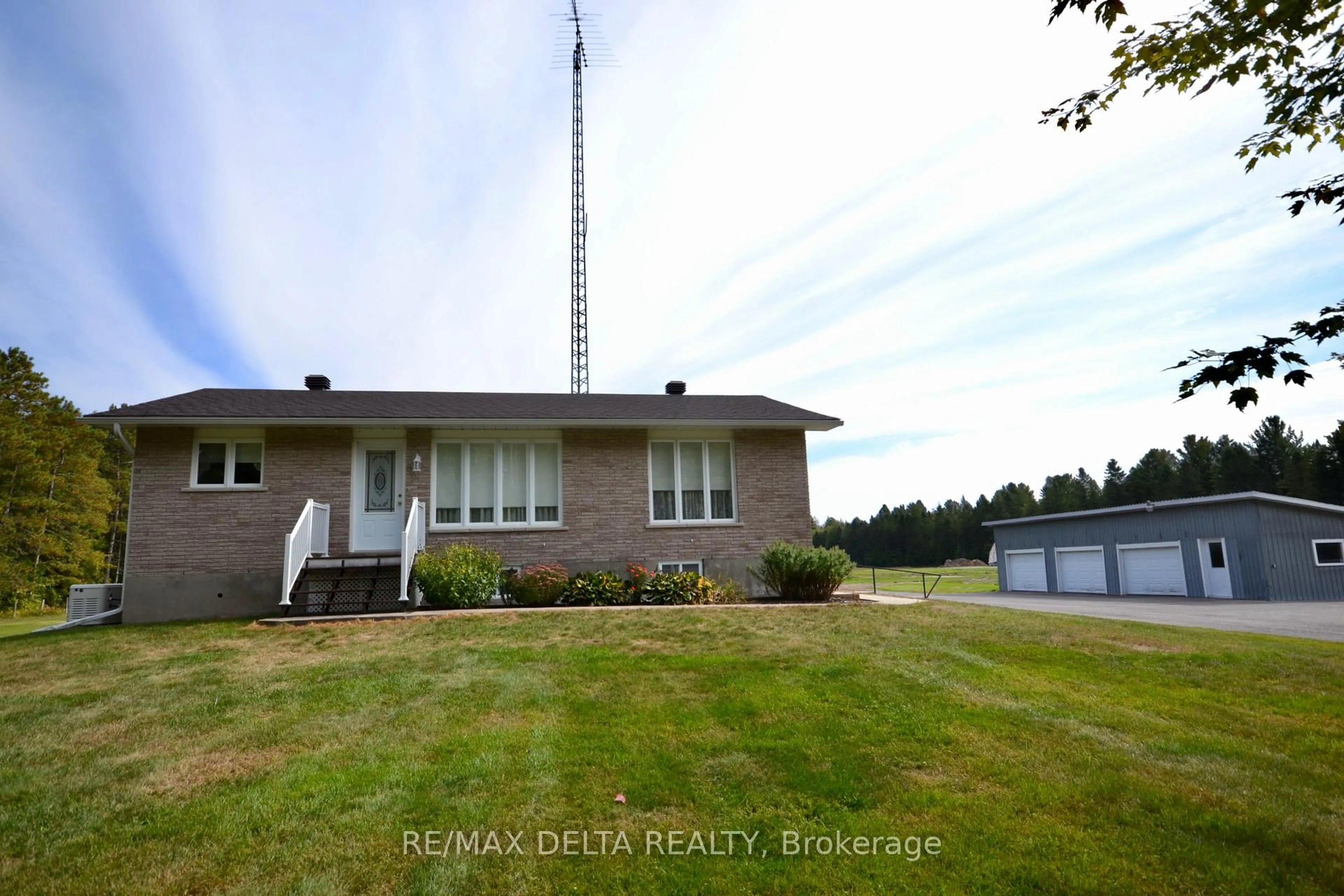 A pic from outside/outdoor area/front of a property/back of a property/a pic from drone, building for 4725 Champlain St, Clarence-Rockland Ontario K0A 1E0