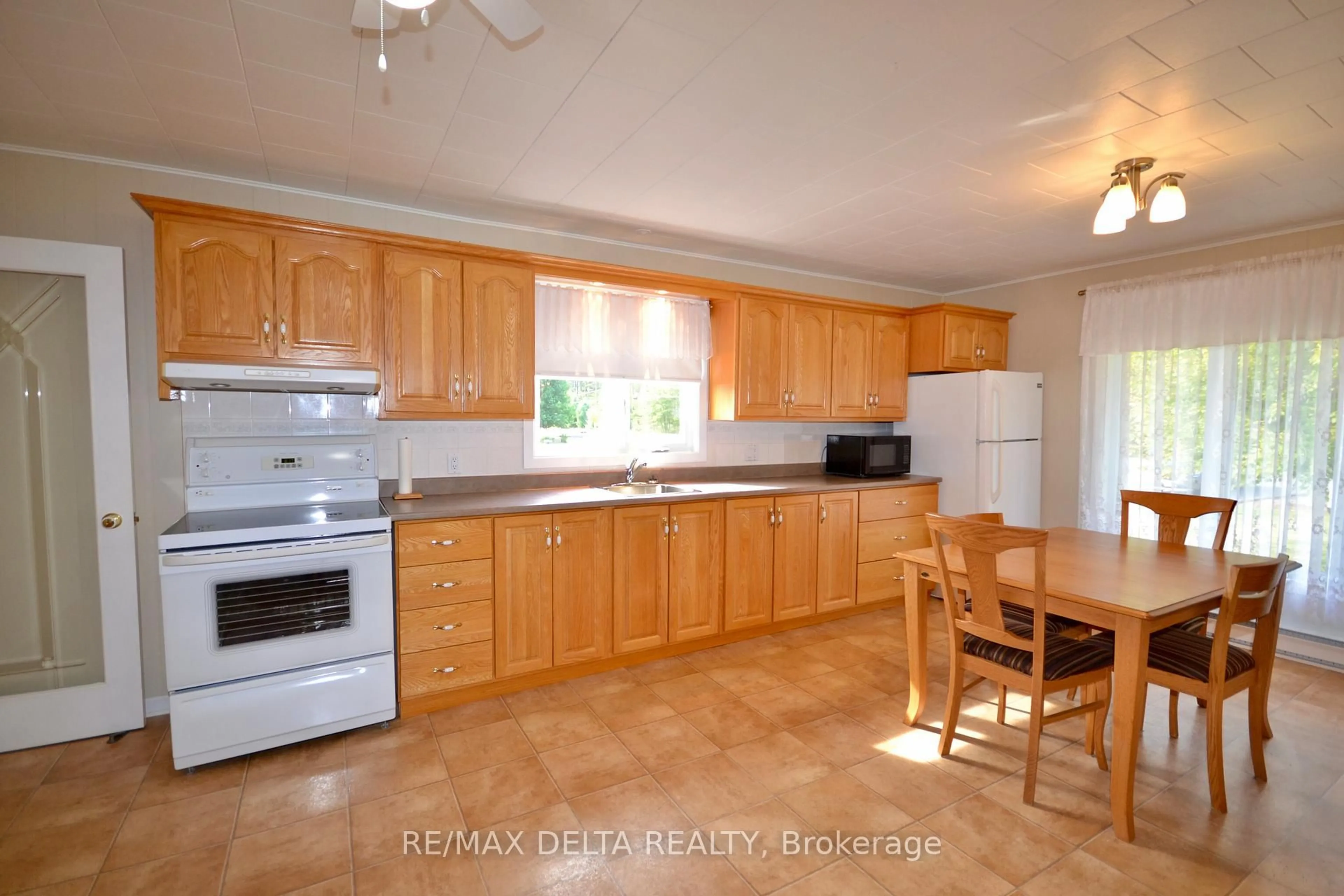 Standard kitchen, unknown for 4725 Champlain St, Clarence-Rockland Ontario K0A 1E0