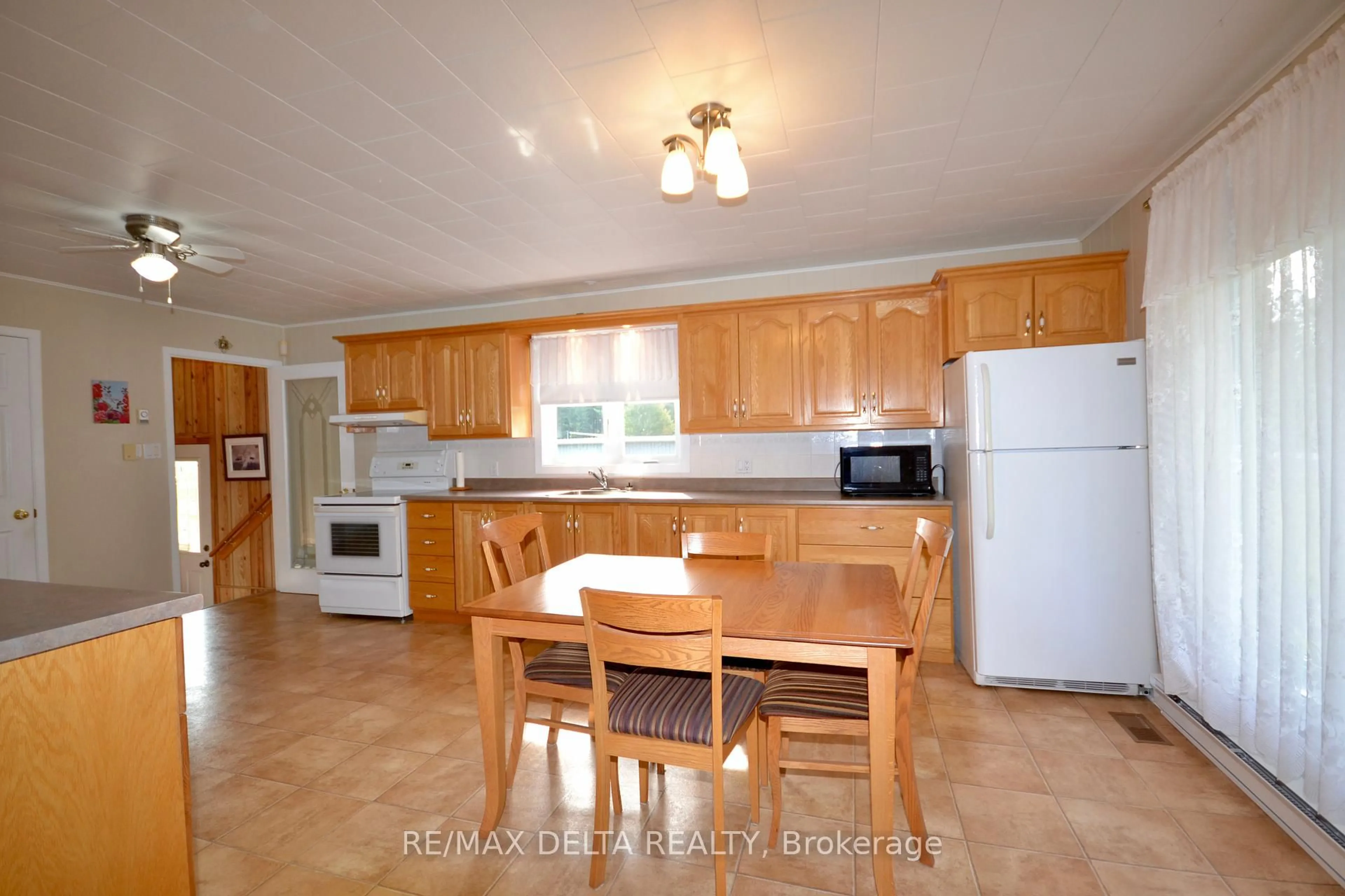 Standard kitchen, unknown for 4725 Champlain St, Clarence-Rockland Ontario K0A 1E0
