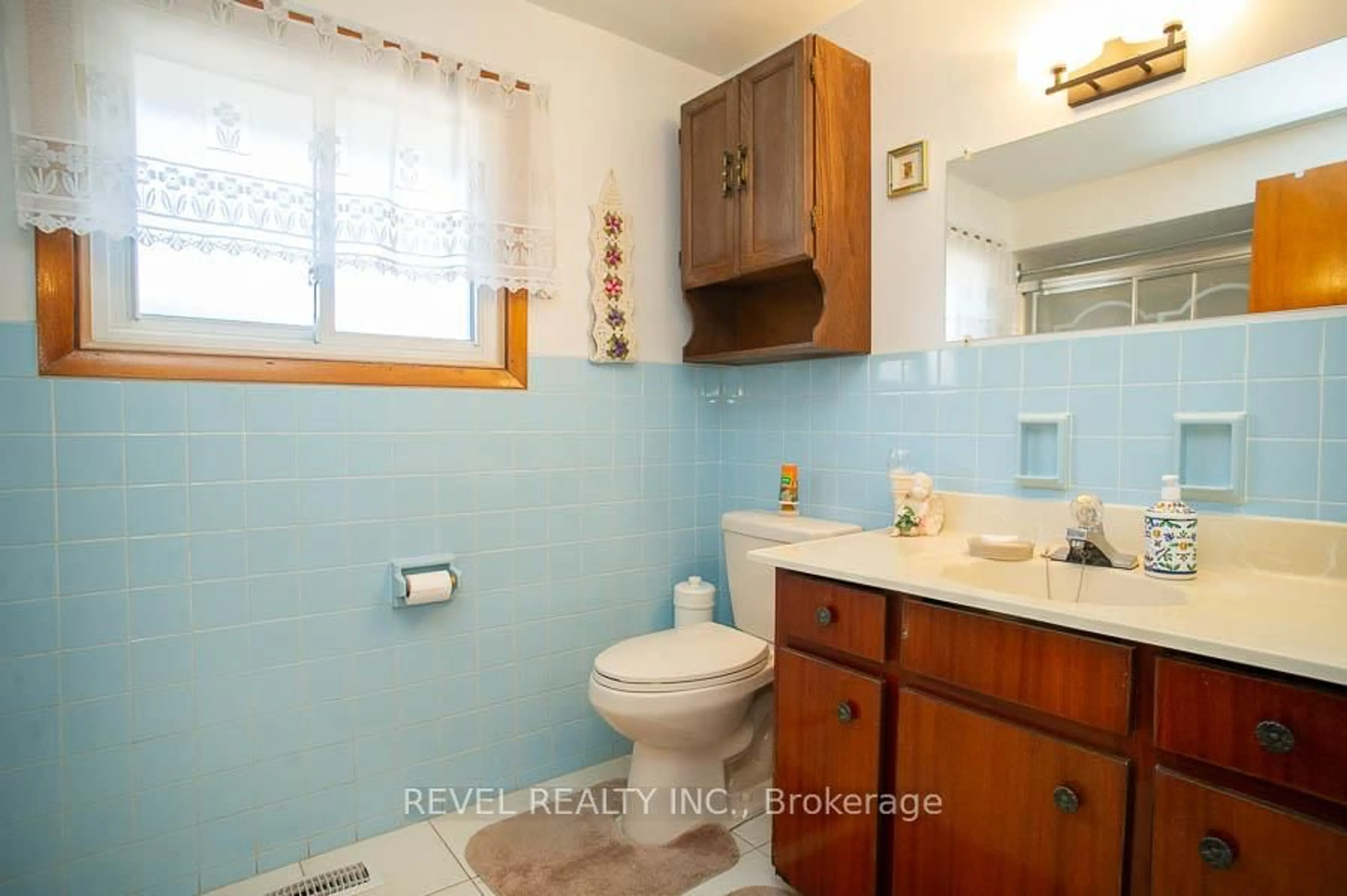 Standard bathroom, ceramic/tile floor for 10 Linden Ave, Brantford Ontario N3S 7E2