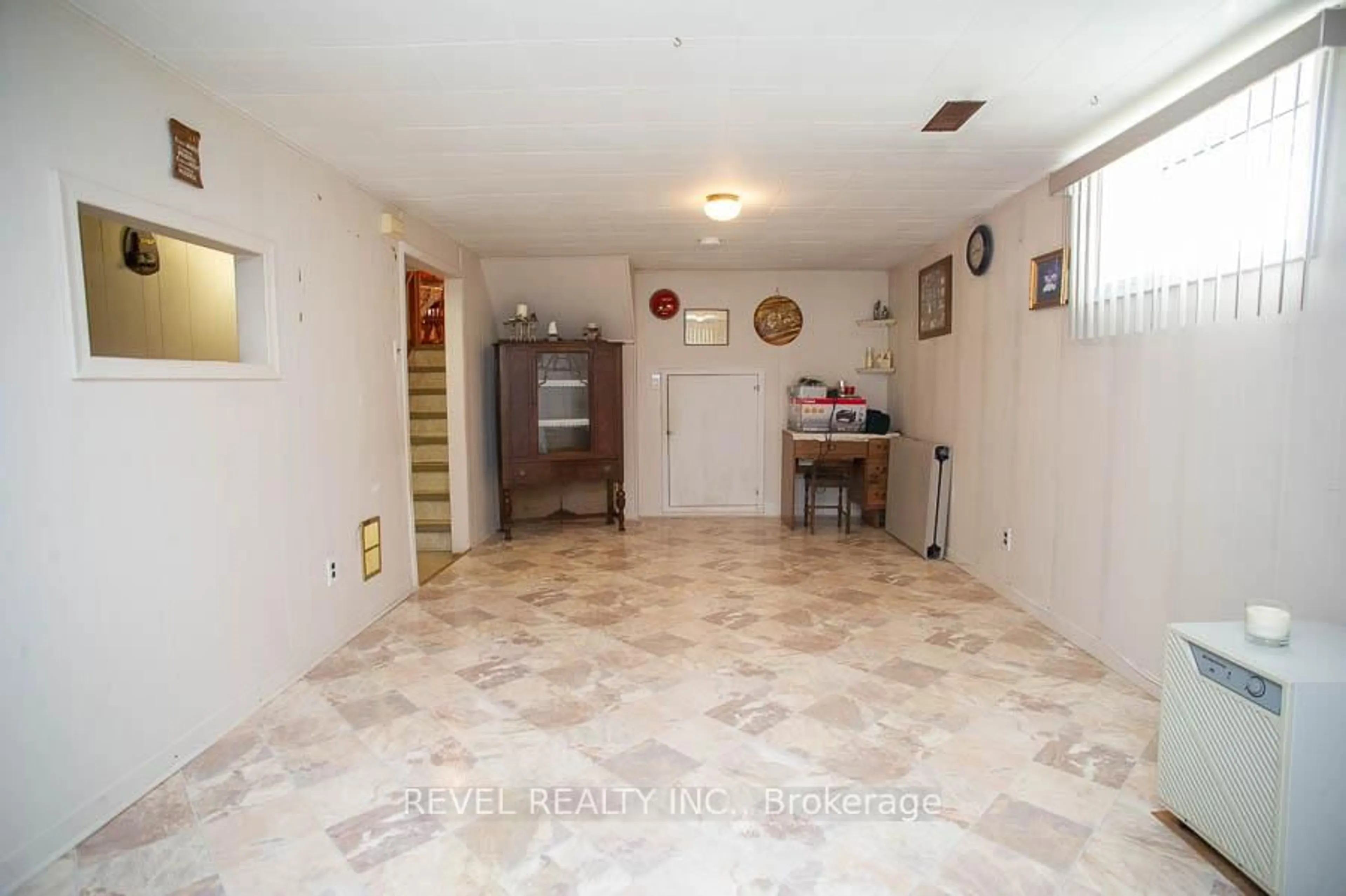 Indoor foyer for 10 Linden Ave, Brantford Ontario N3S 7E2