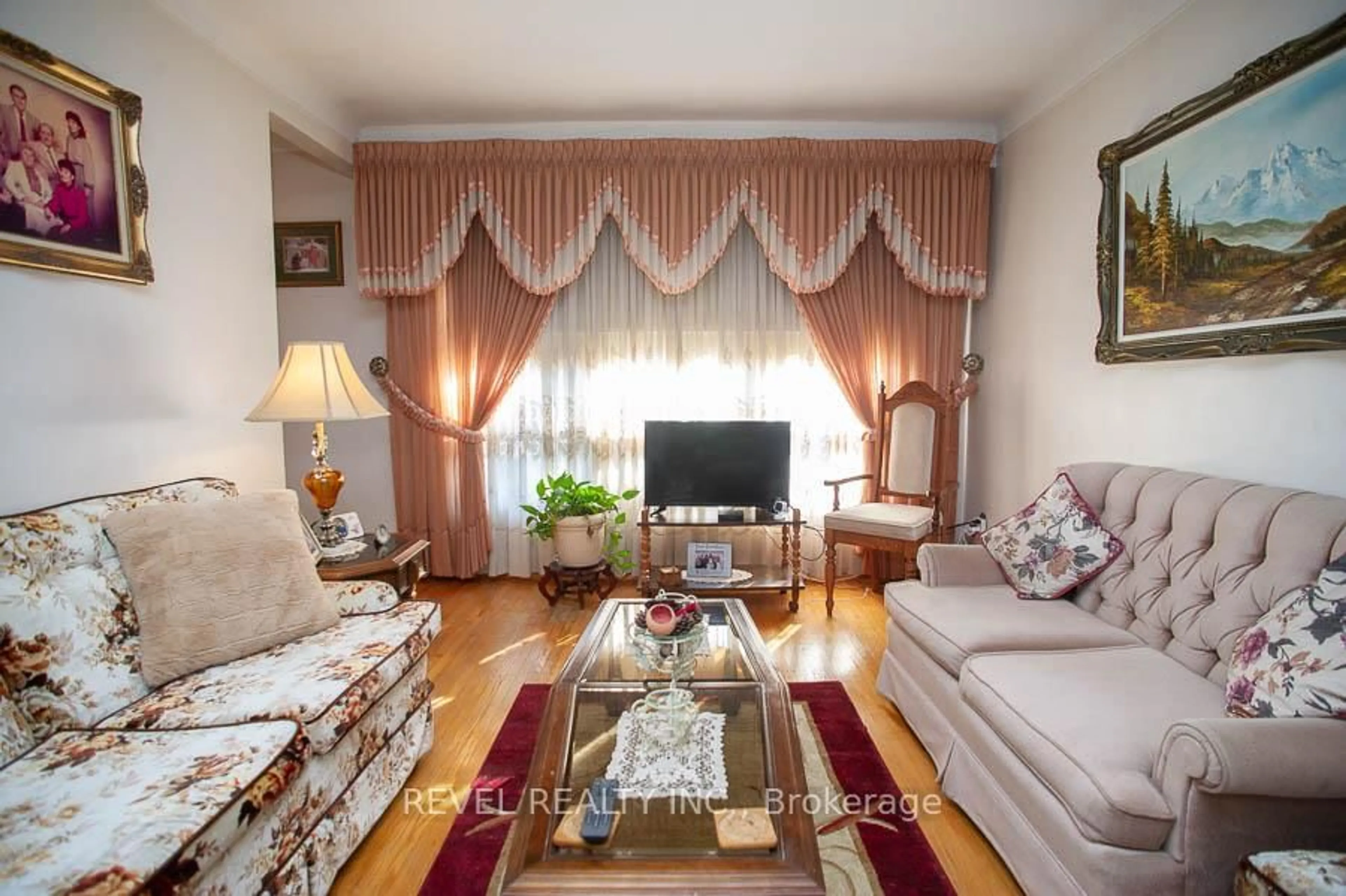 Living room with furniture, unknown for 10 Linden Ave, Brantford Ontario N3S 7E2