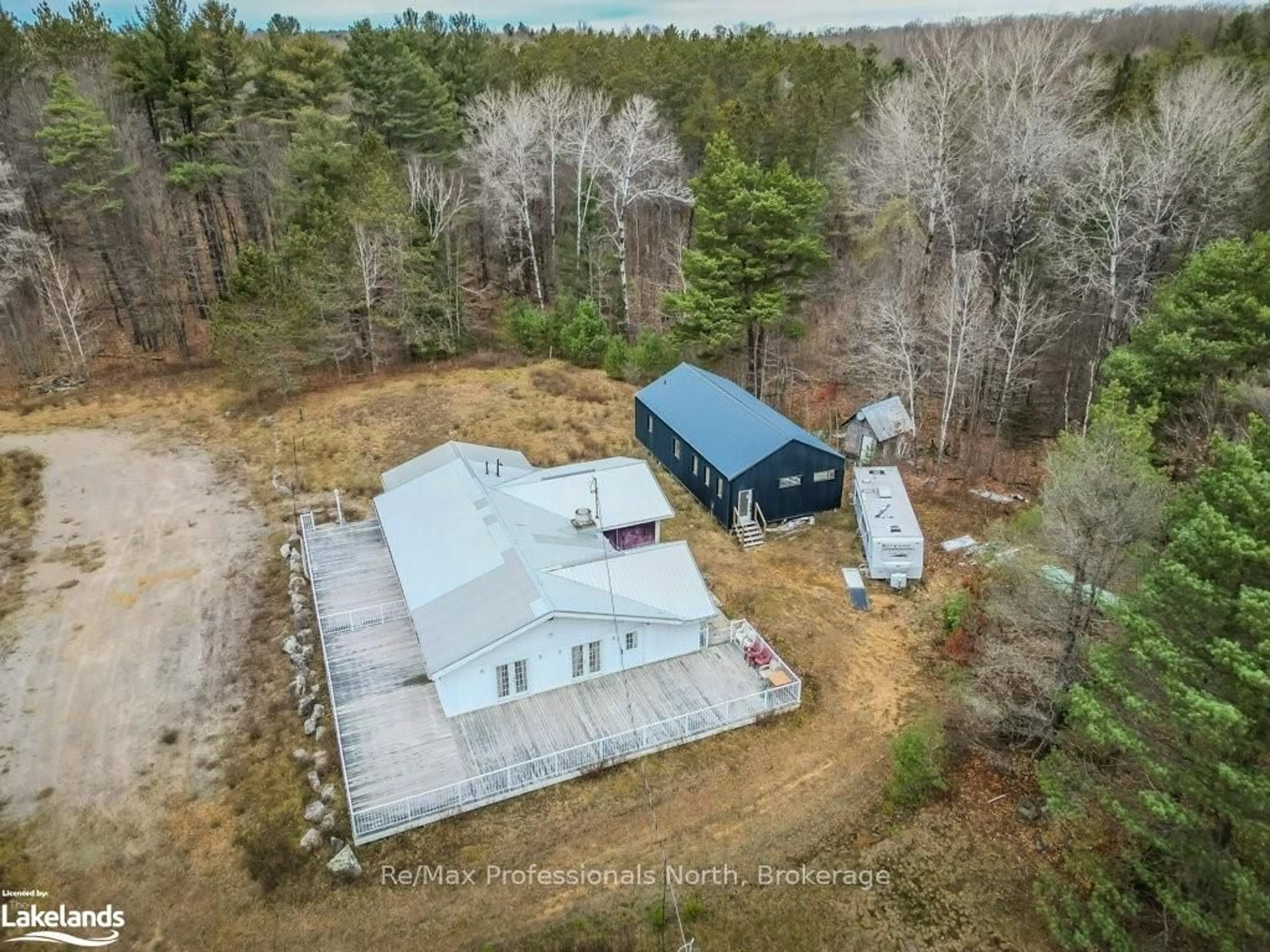 A pic from outside/outdoor area/front of a property/back of a property/a pic from drone, building for 2180-2186 HIGHWAY 141, Muskoka Lakes Ontario P0B 1M0