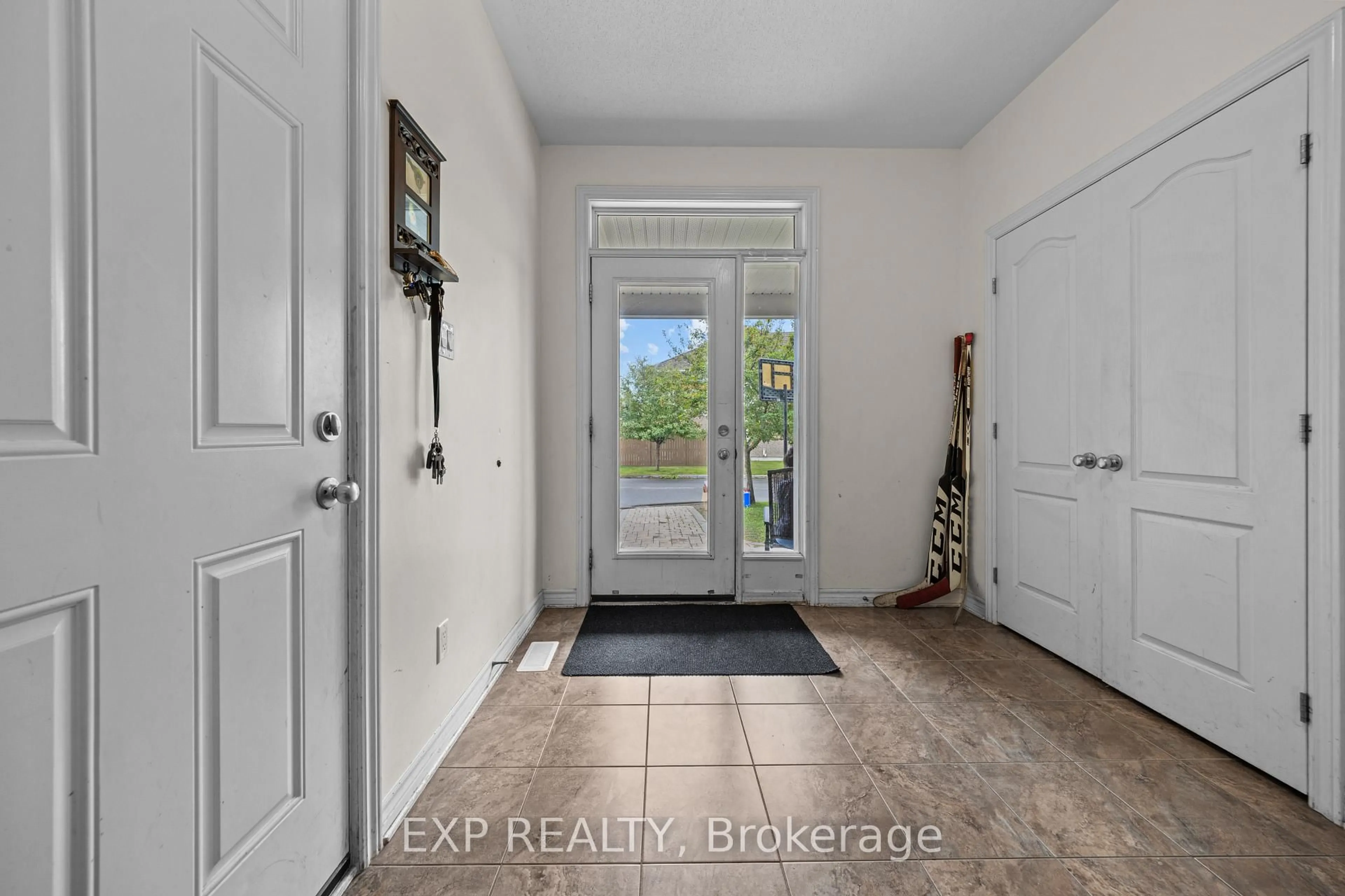 Indoor entryway for 121 Daglan Cres, Ottawa Ontario K4A 0W7