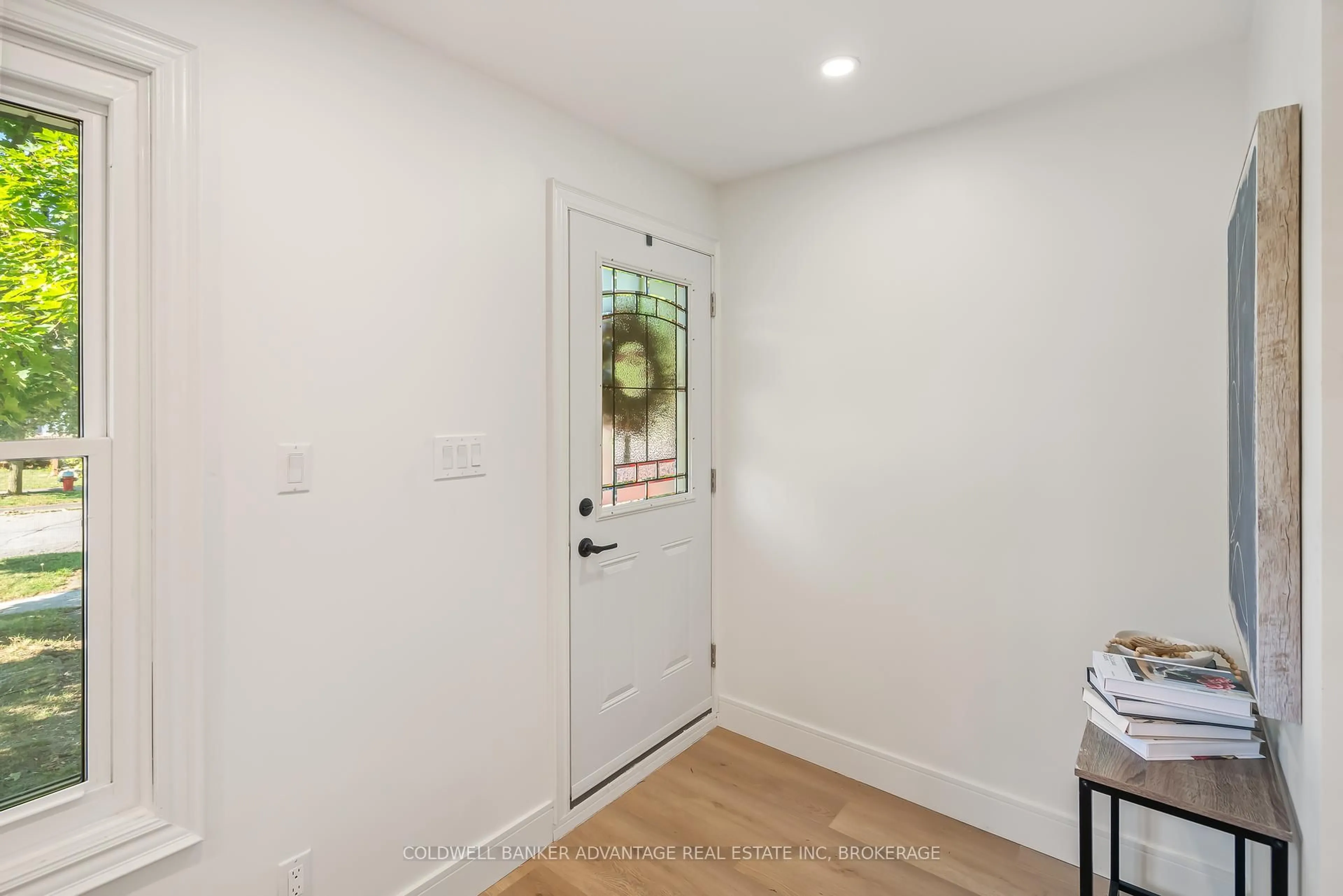 Indoor entryway for 8336 Lamont Ave, Niagara Falls Ontario L2G 6V8