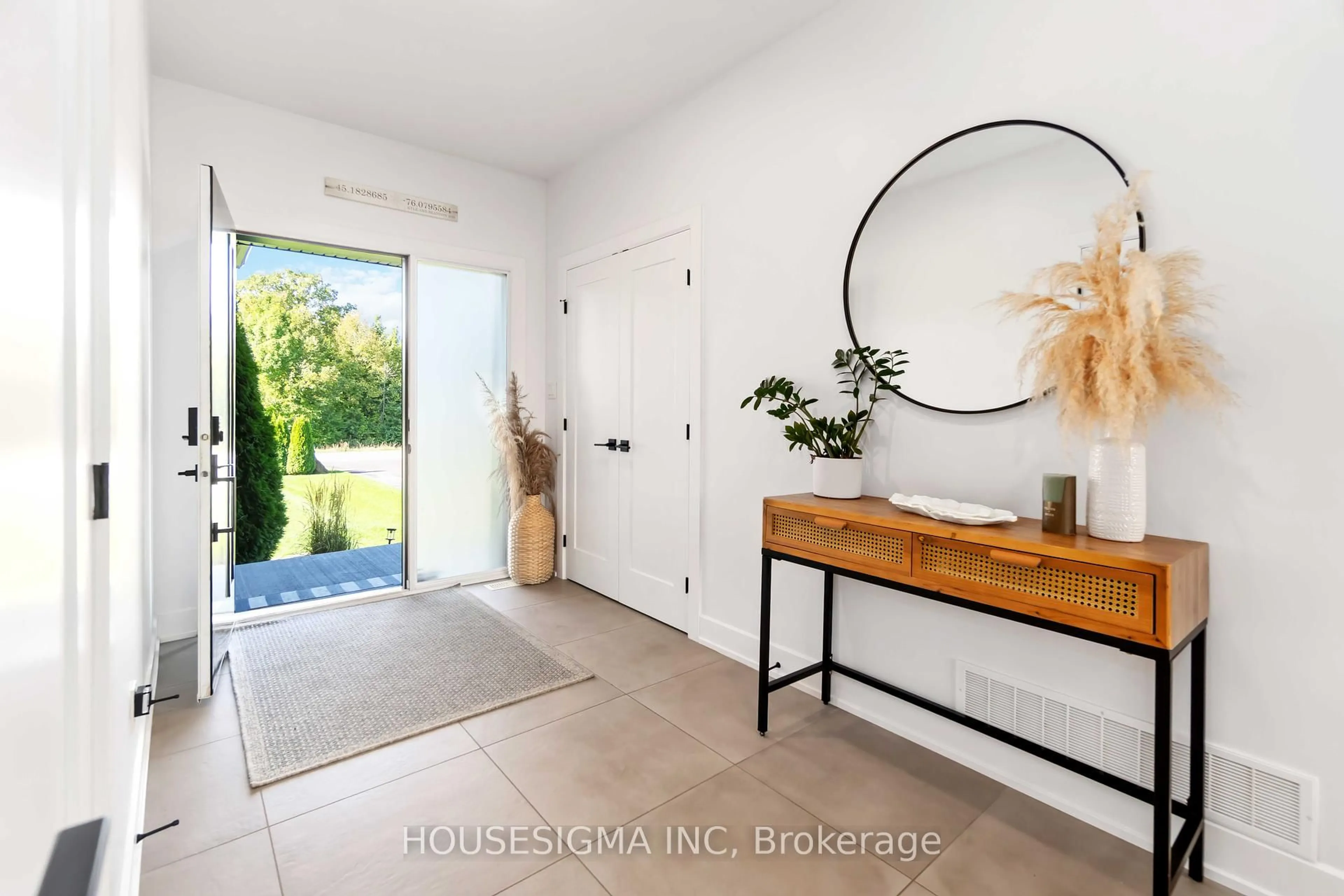 Indoor entryway for 241 Ridgemont Dr, Ashton Ontario K0A 1B0