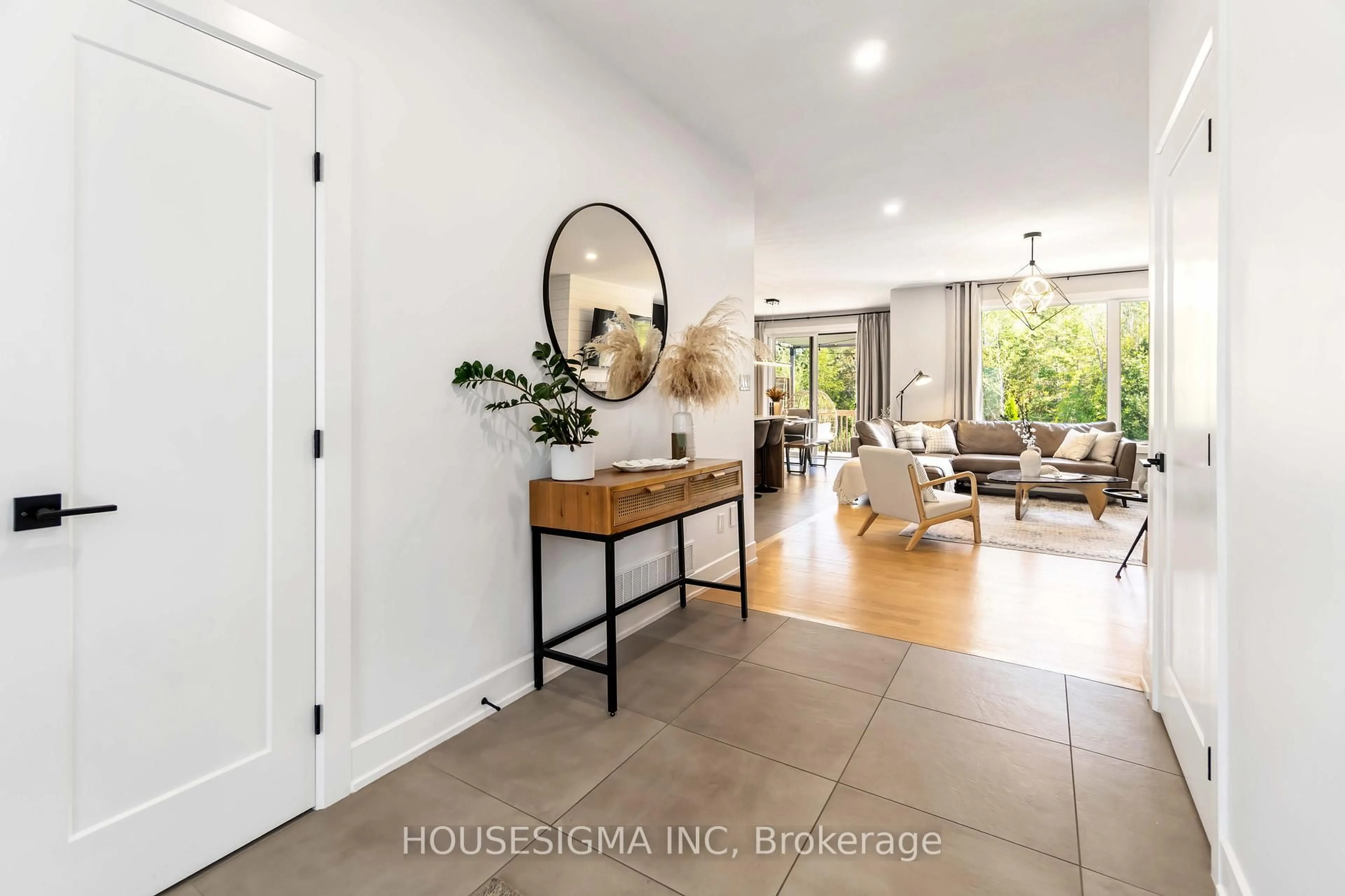 Indoor entryway for 241 Ridgemont Dr, Ashton Ontario K0A 1B0