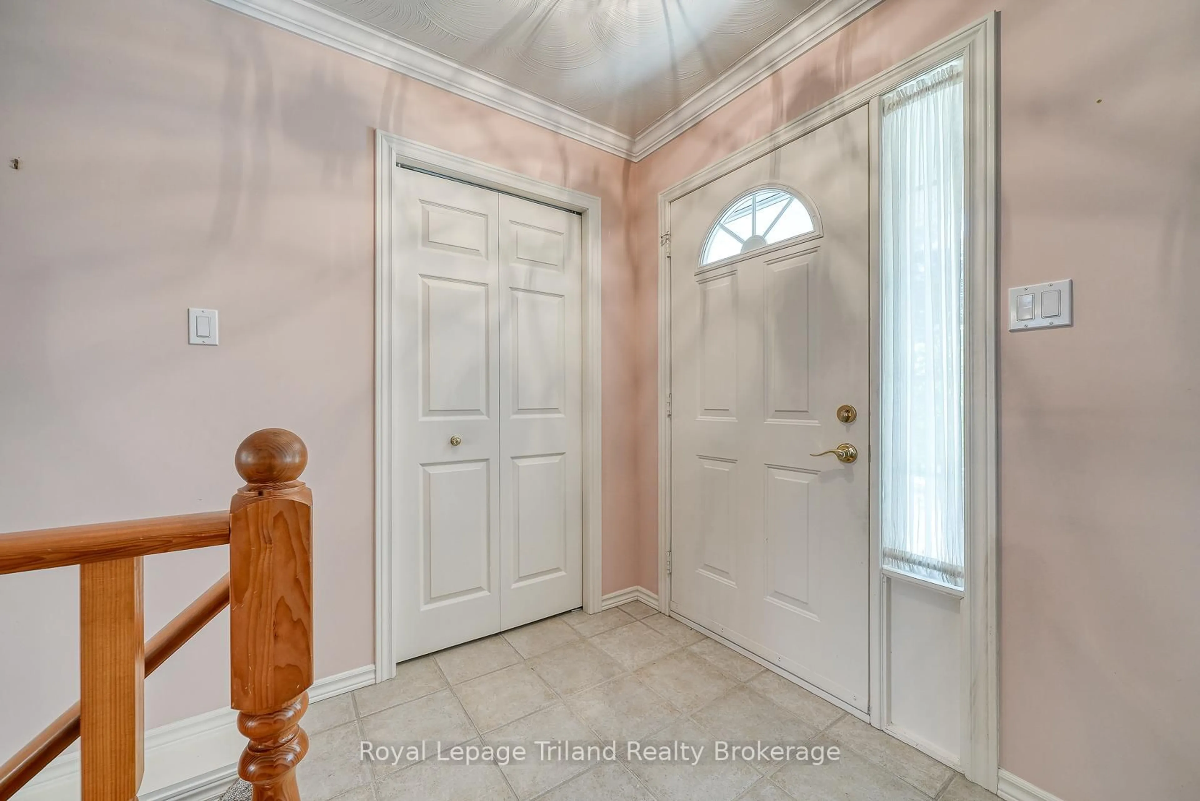 Indoor entryway for 928 Lorene St #5, Woodstock Ontario N4S 5N8