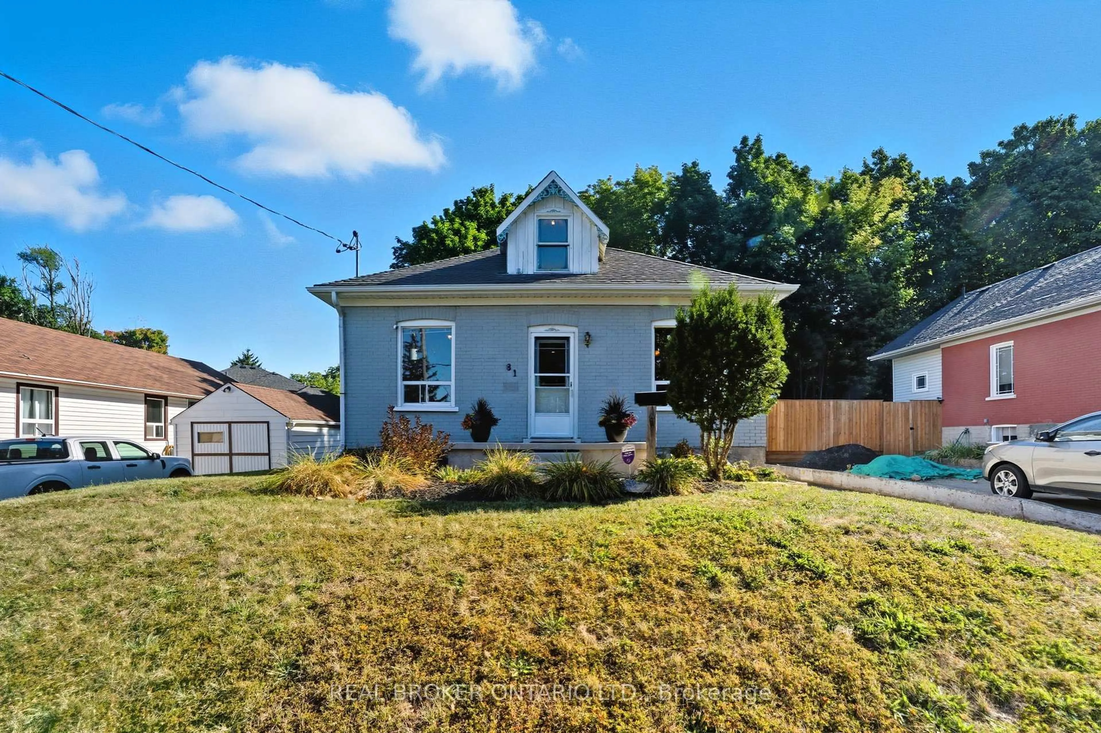 A pic from outside/outdoor area/front of a property/back of a property/a pic from drone, street for 81 Beech Ave, Cambridge Ontario N3C 1X6
