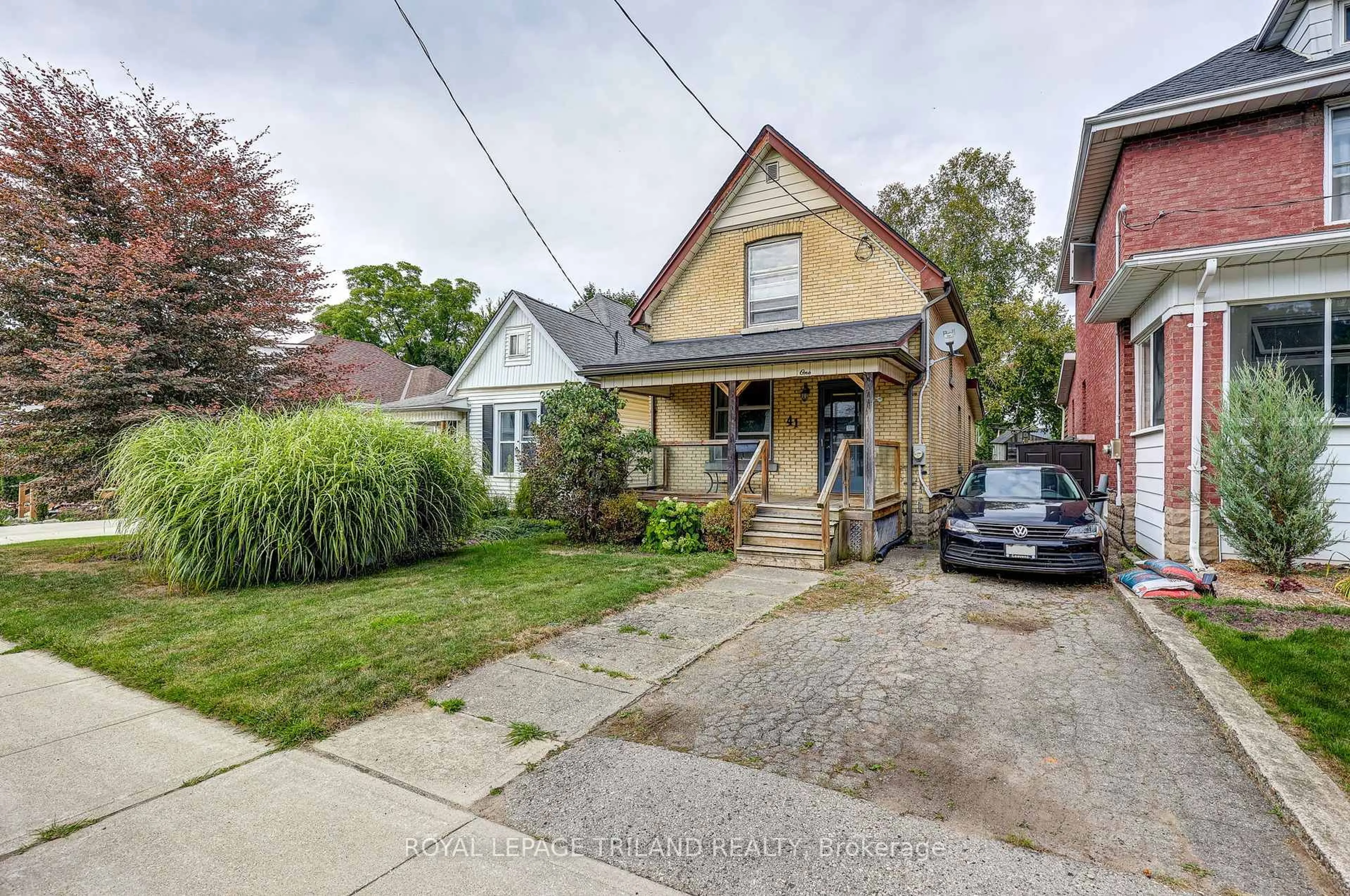 A pic from outside/outdoor area/front of a property/back of a property/a pic from drone, street for 41 Chester St, St. Thomas Ontario N5R 1V1