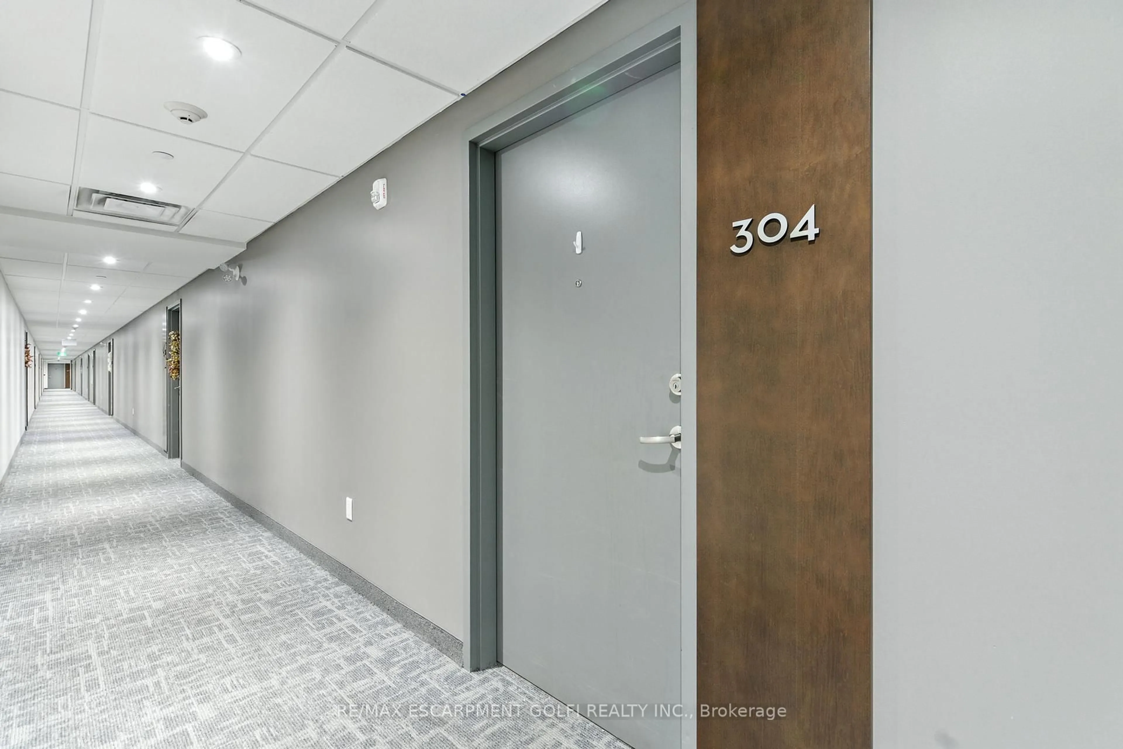 Indoor foyer for 1 Redfern Ave #304, Hamilton Ontario L9C 0E6