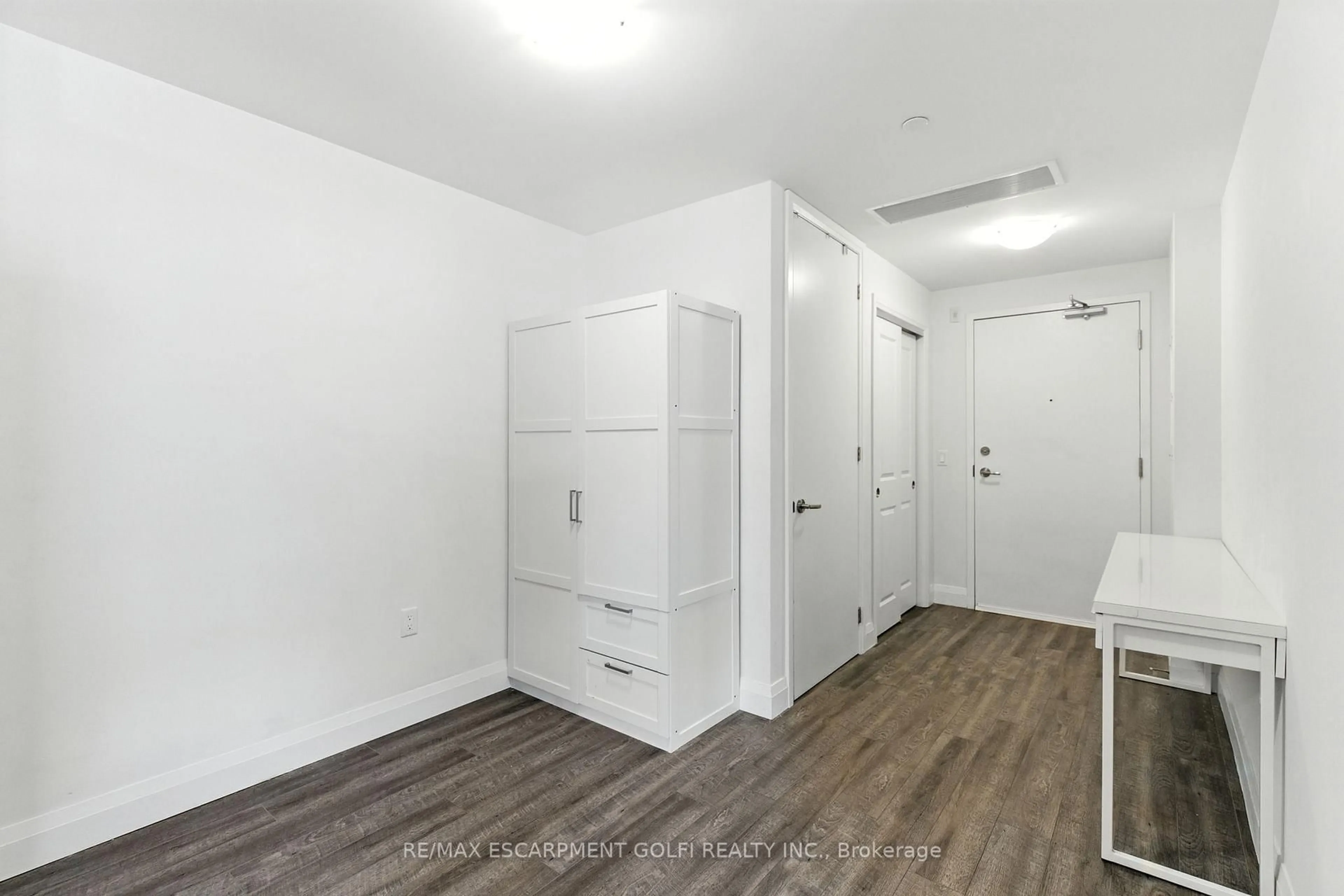 A pic of a room for 1 Redfern Ave #304, Hamilton Ontario L9C 0E6