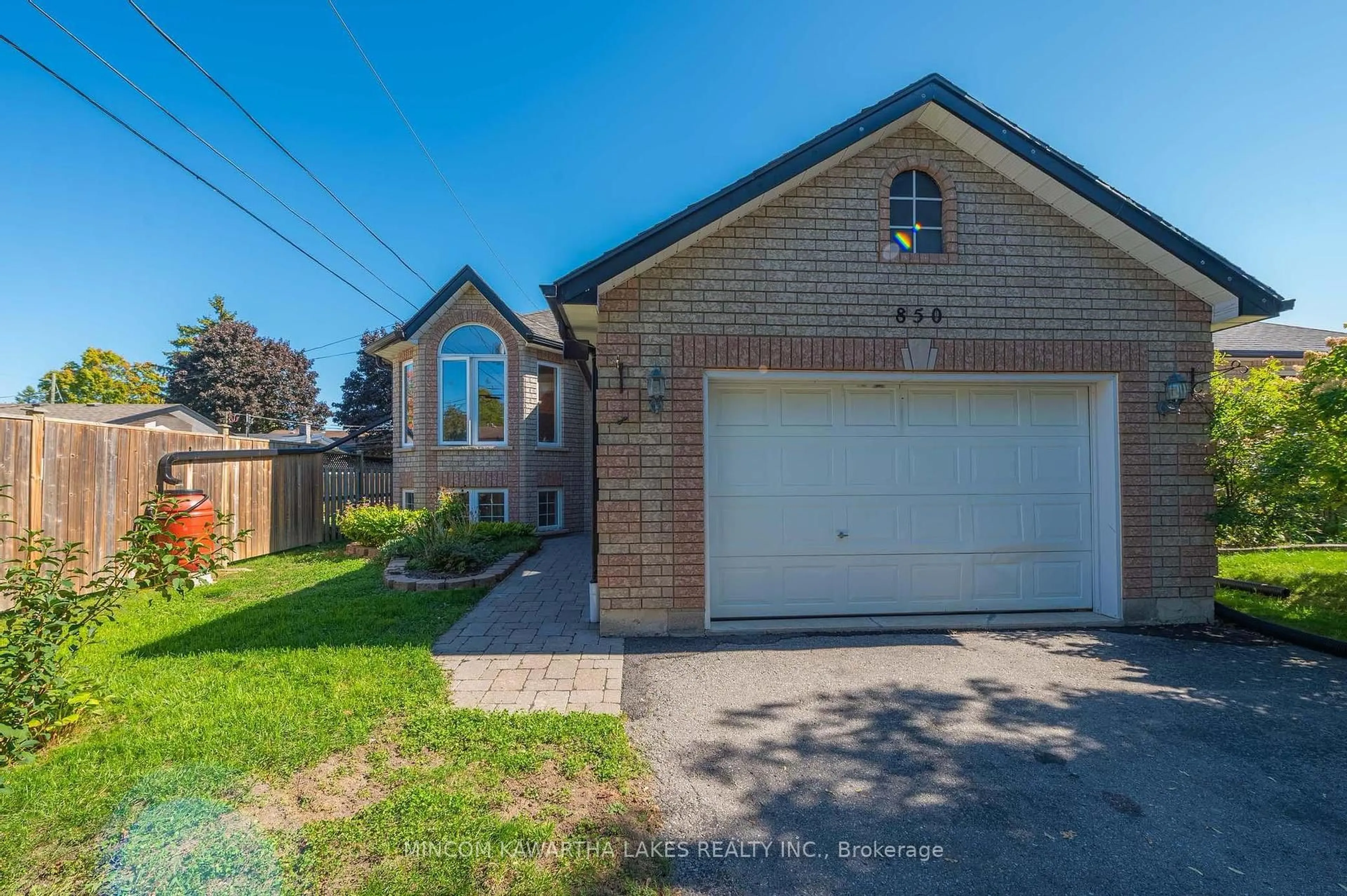 A pic from outside/outdoor area/front of a property/back of a property/a pic from drone, street for 850 Hemlock St, Peterborough Ontario K9H 7P2