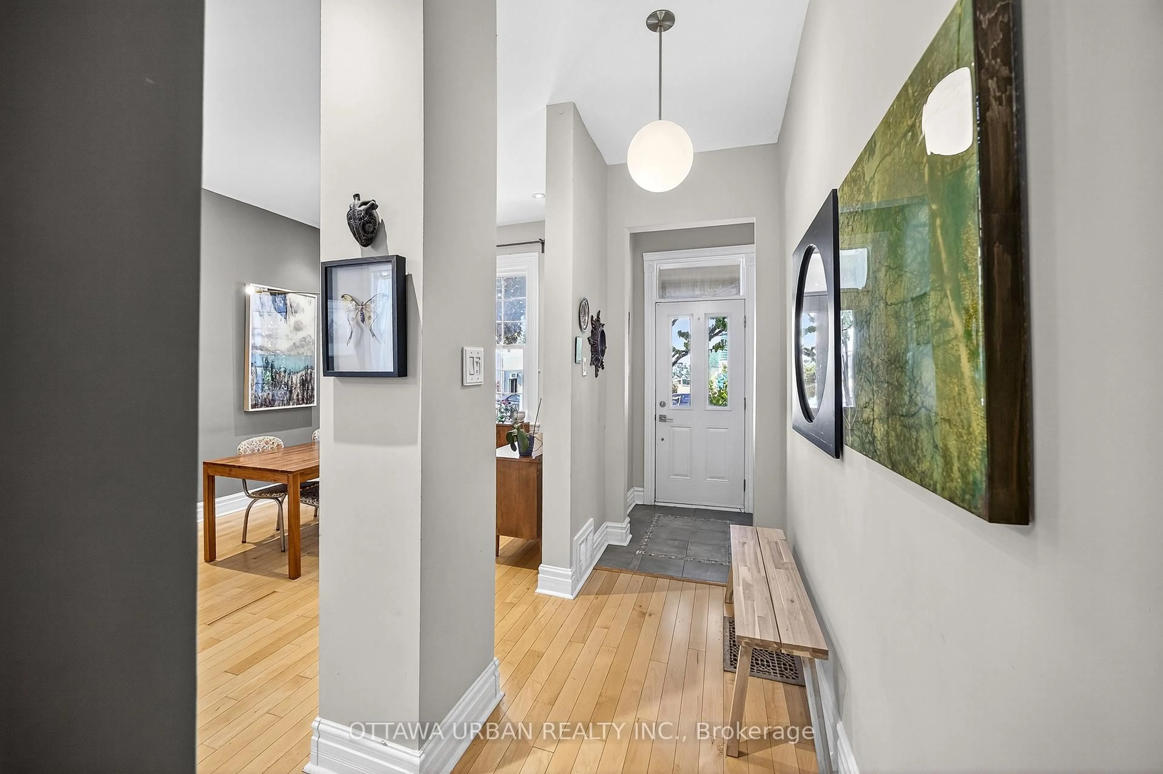 Indoor entryway for 145 Rochester St, Ottawa Ontario K1R 7M2