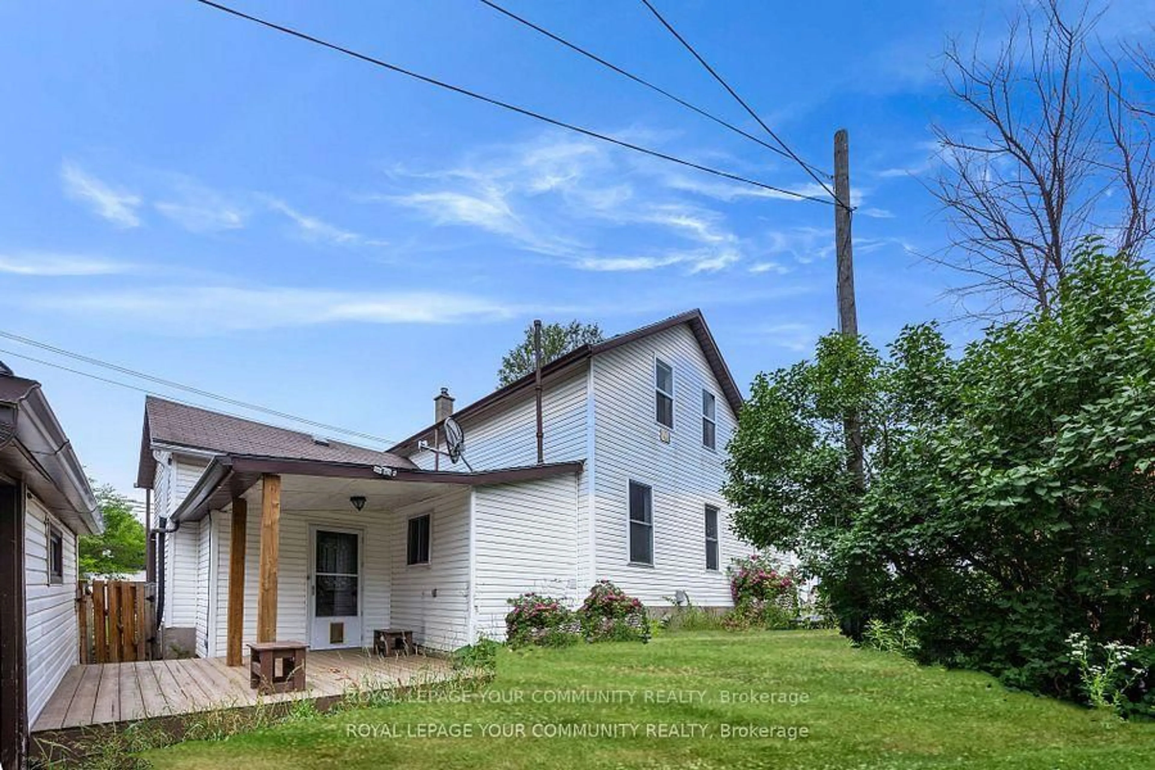 A pic from outside/outdoor area/front of a property/back of a property/a pic from drone, unknown for 221 Samuelson St, Cambridge Ontario N1R 1K9