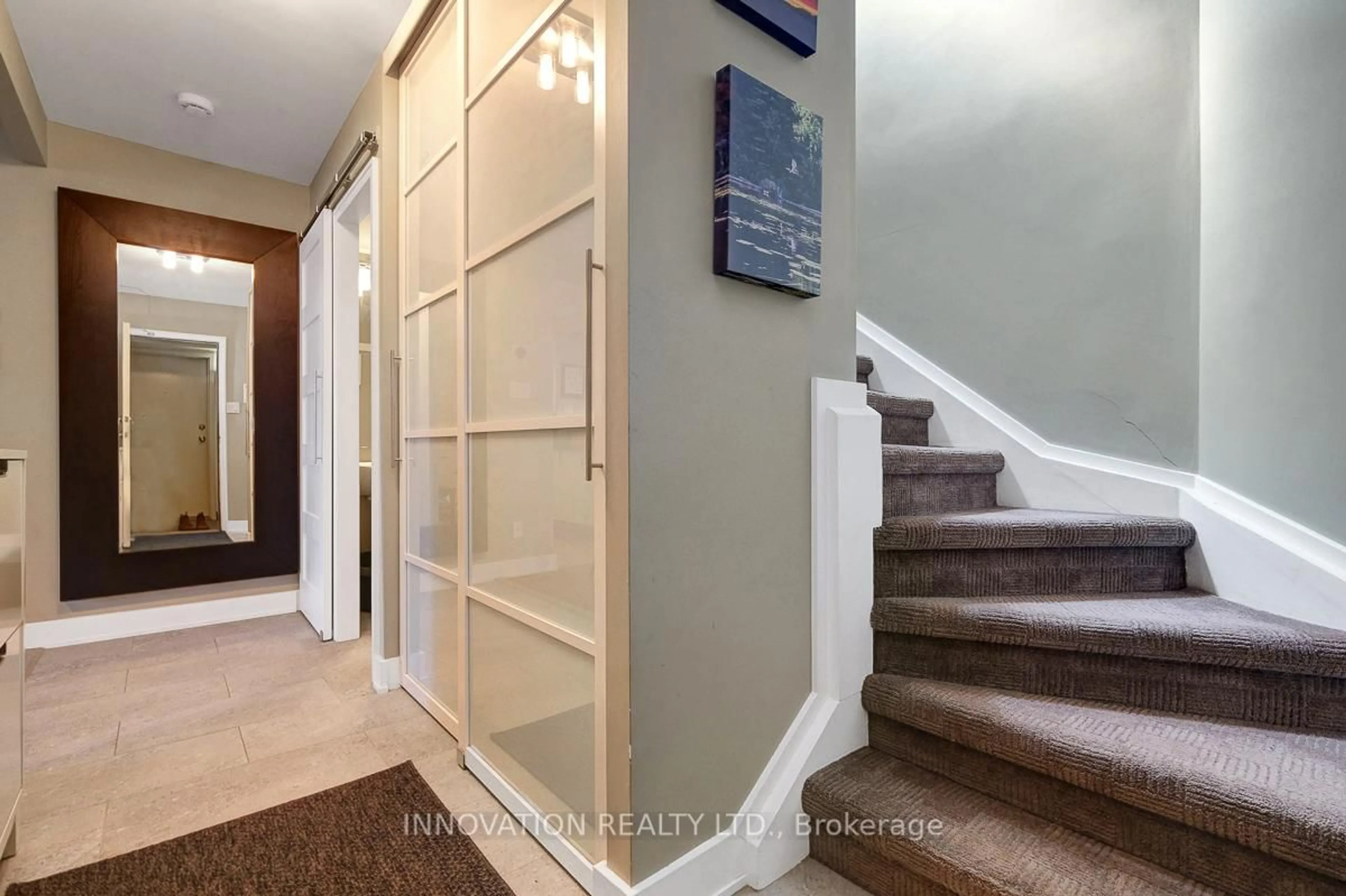 Indoor entryway for 150 Waverley St #2C, Ottawa Ontario K2P 0V4