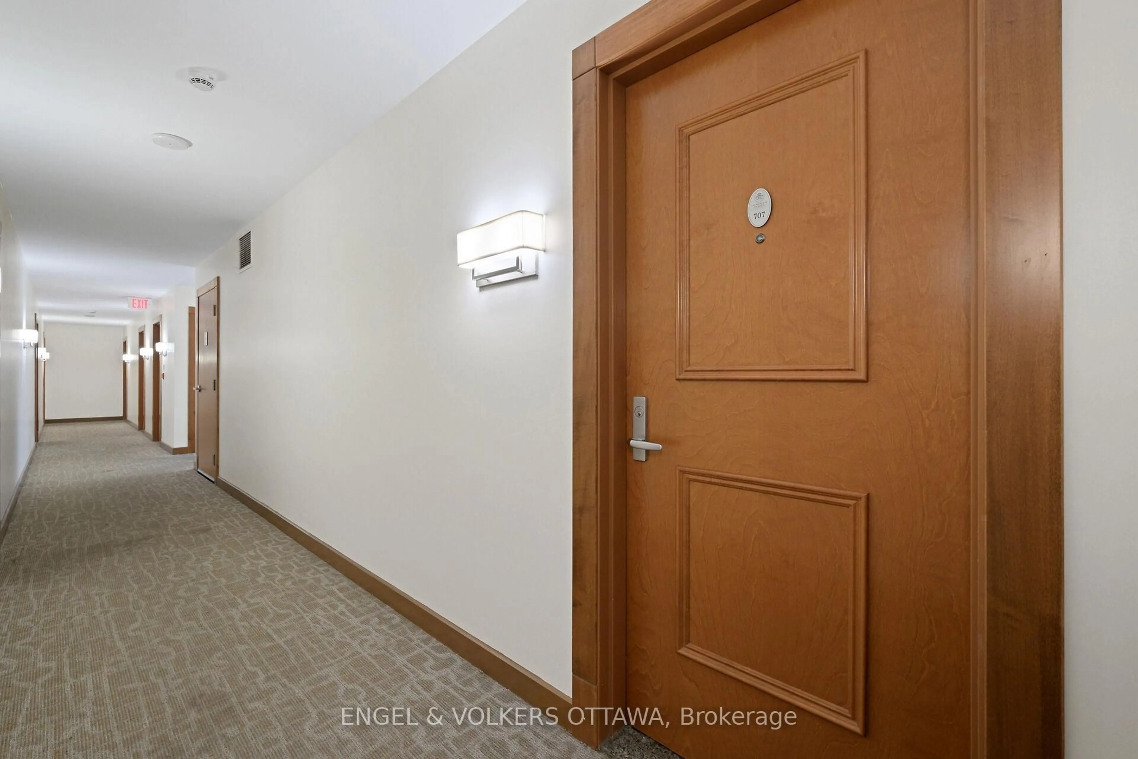 Indoor foyer for 195 Besserer St #707, Ottawa Ontario K1N 0B6