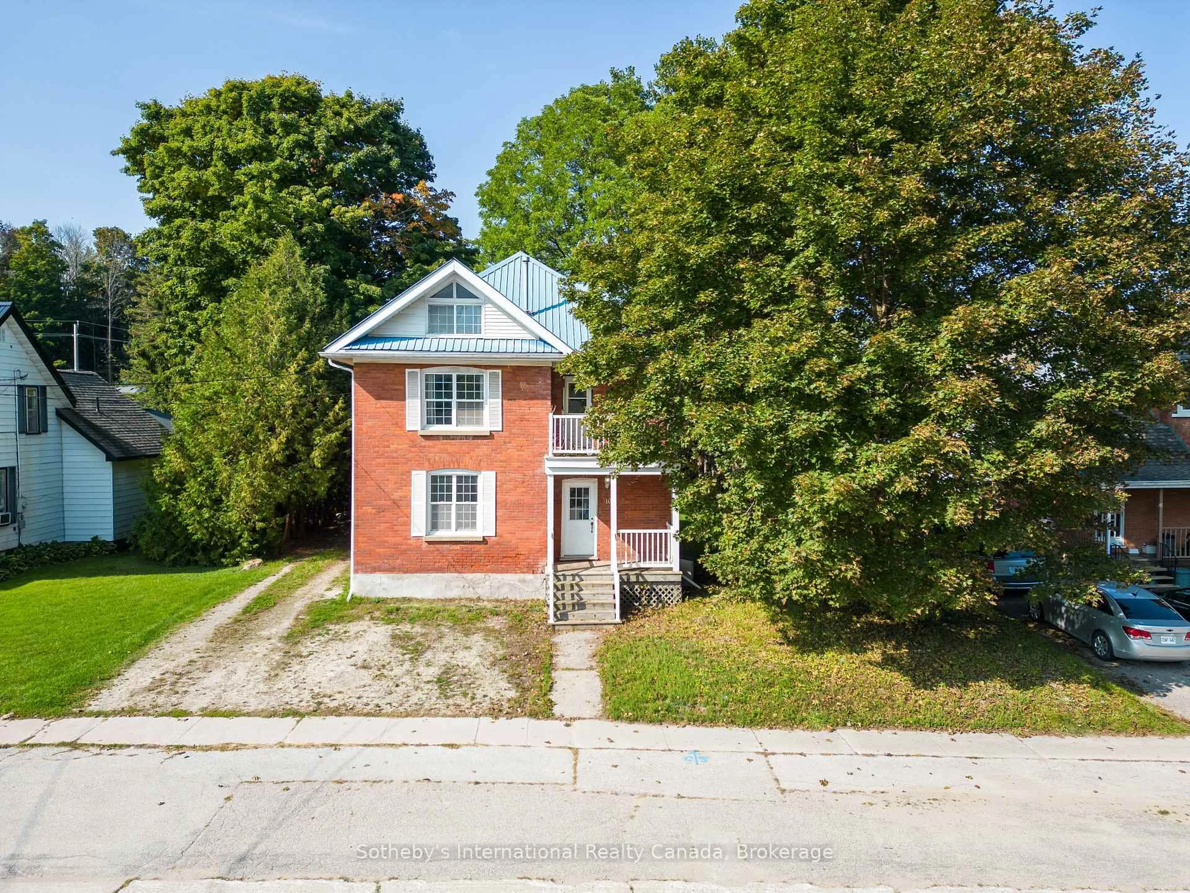A pic from outside/outdoor area/front of a property/back of a property/a pic from drone, street for 104 Sykes St, Meaford Ontario N4L 1W9