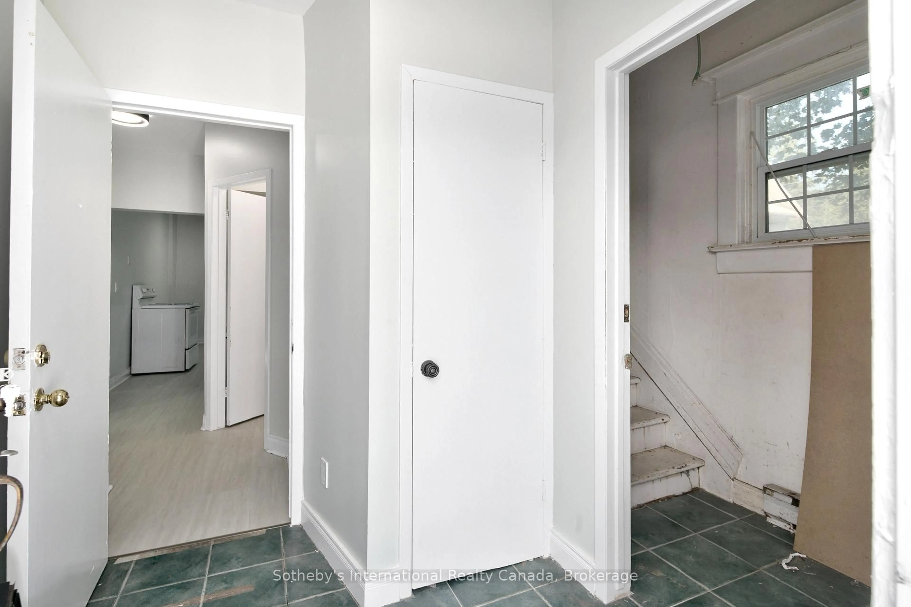 Indoor entryway for 104 Sykes St, Meaford Ontario N4L 1W9