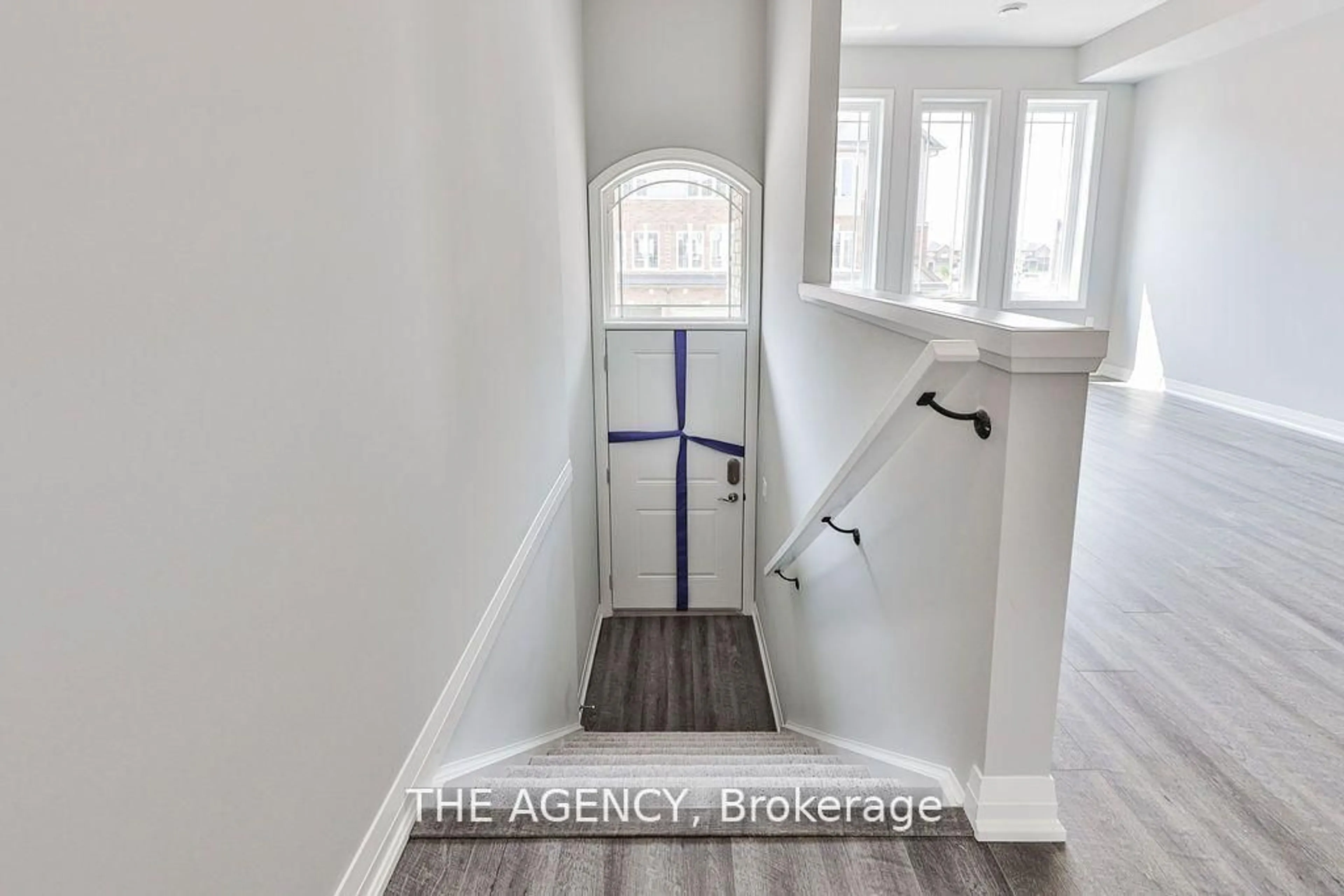 Indoor entryway for 53 Aquarius Cres, Hamilton Ontario L0R 1P0