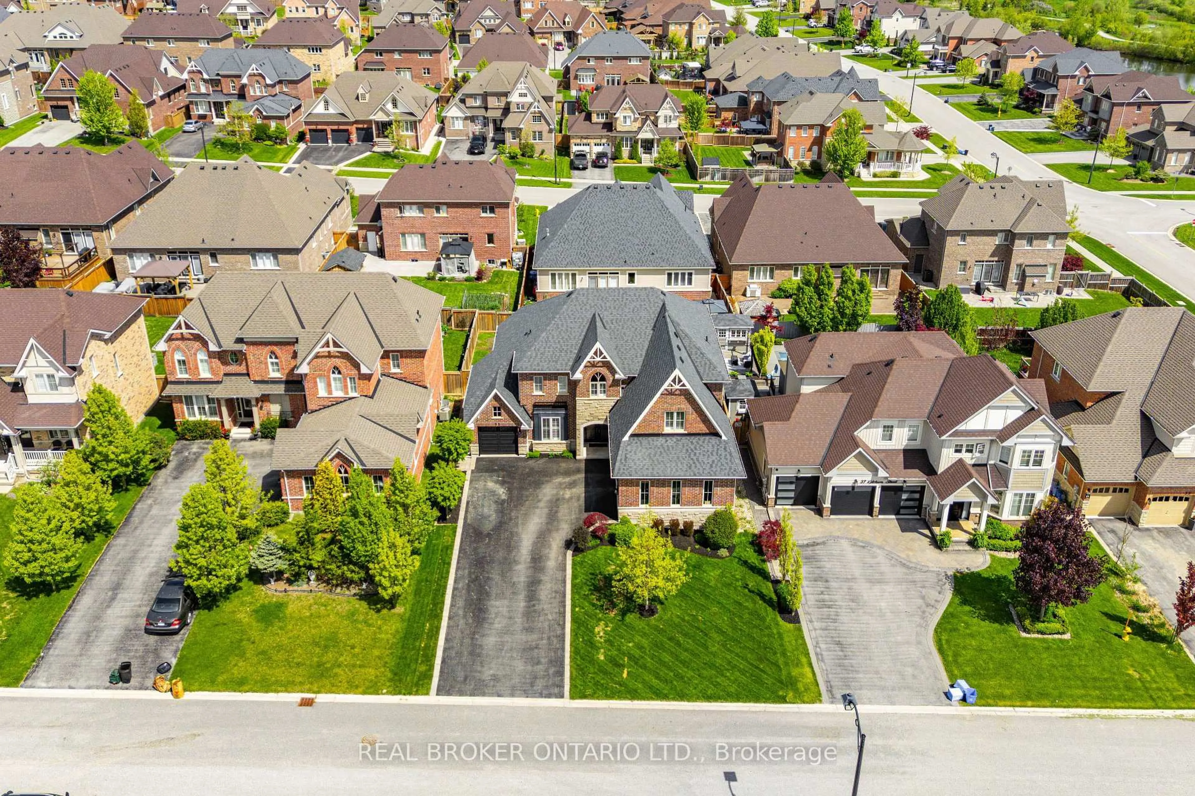 A pic from outside/outdoor area/front of a property/back of a property/a pic from drone, street for 35 Ketchum St, Mono Ontario L9W 6T4
