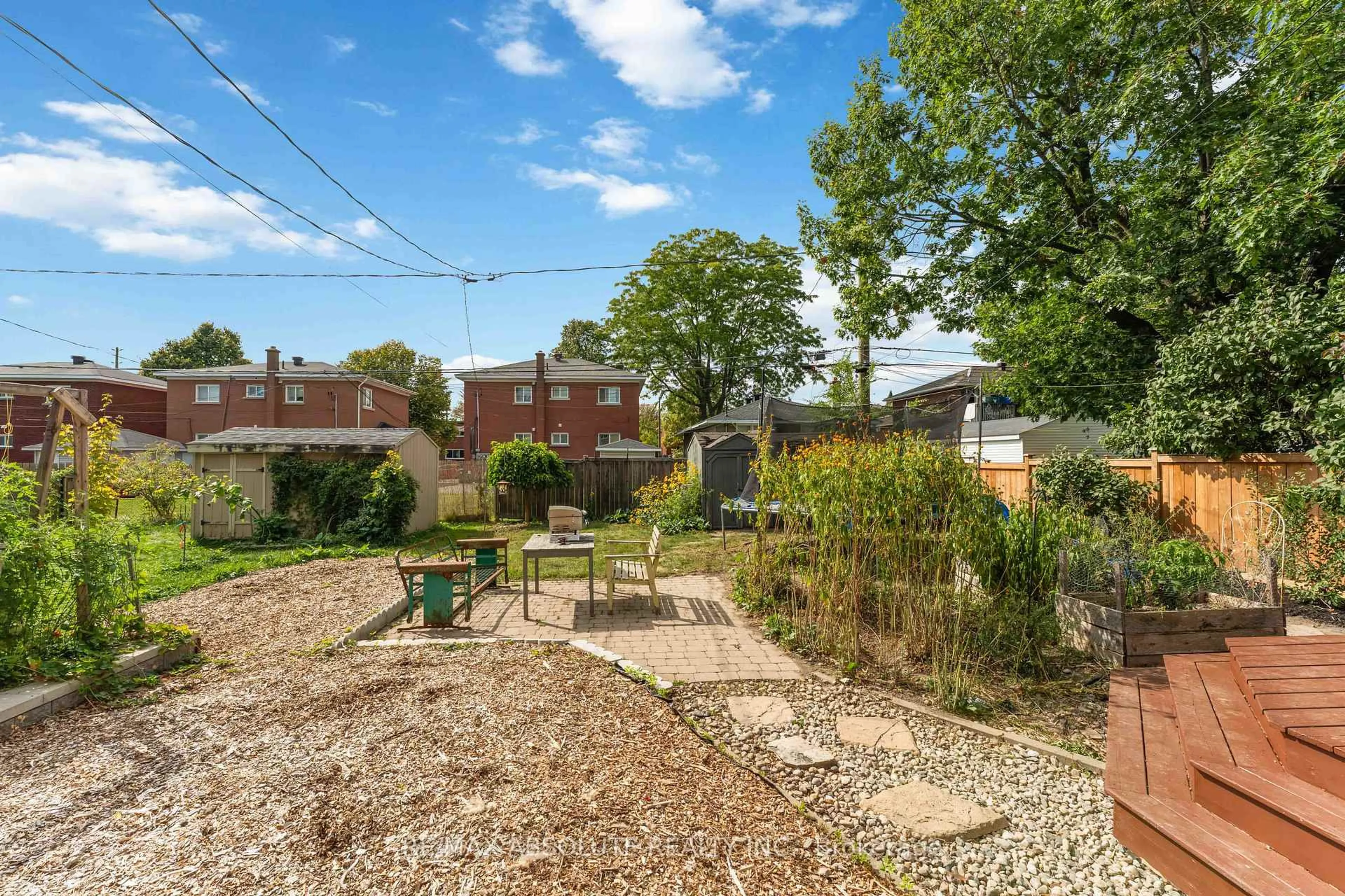 A pic from outside/outdoor area/front of a property/back of a property/a pic from drone, street for 2492 Chasseur Ave, Ottawa Ontario K1V 8E8