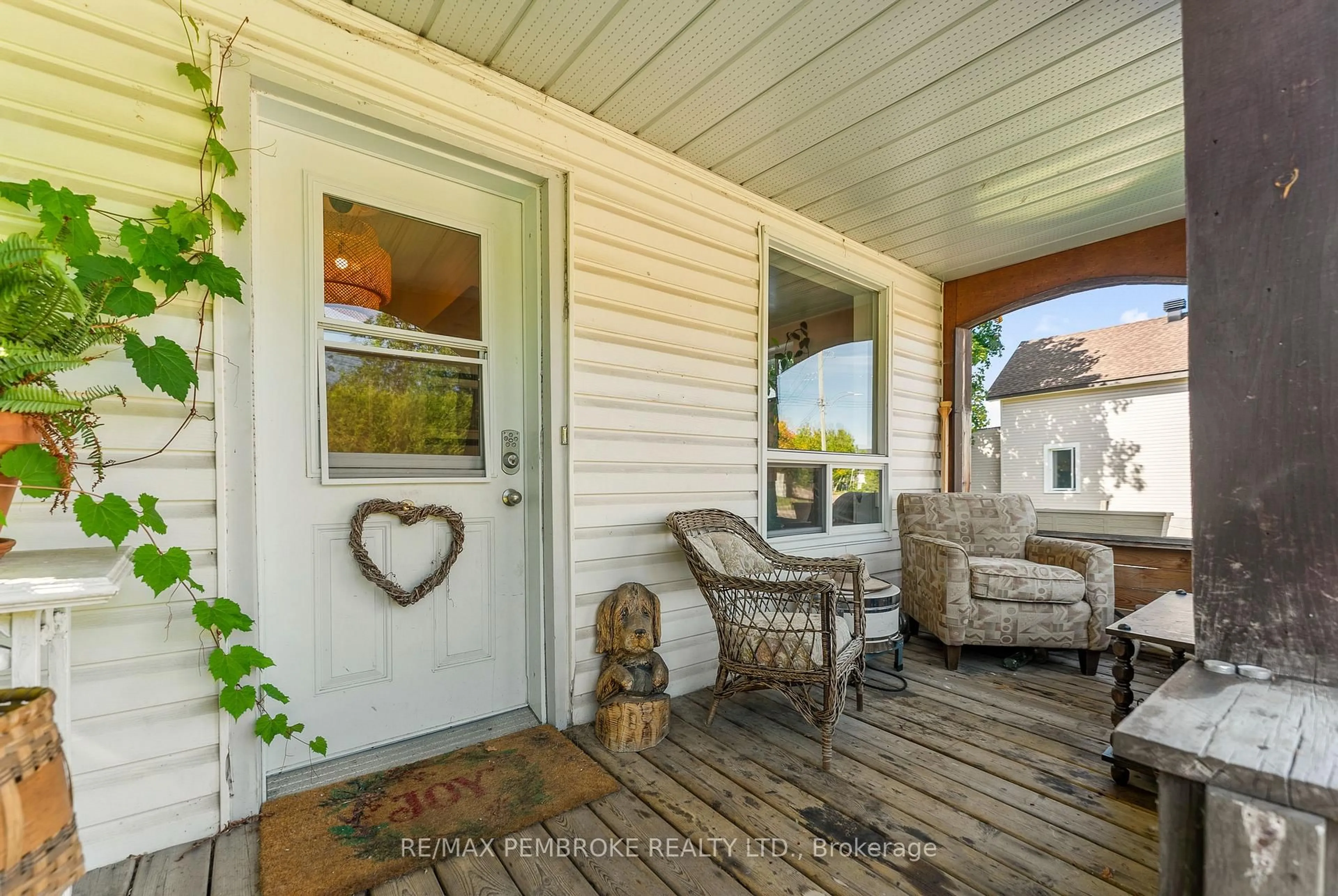 Indoor entryway for 570 Eganville Rd, Pembroke Ontario K8A 4E9