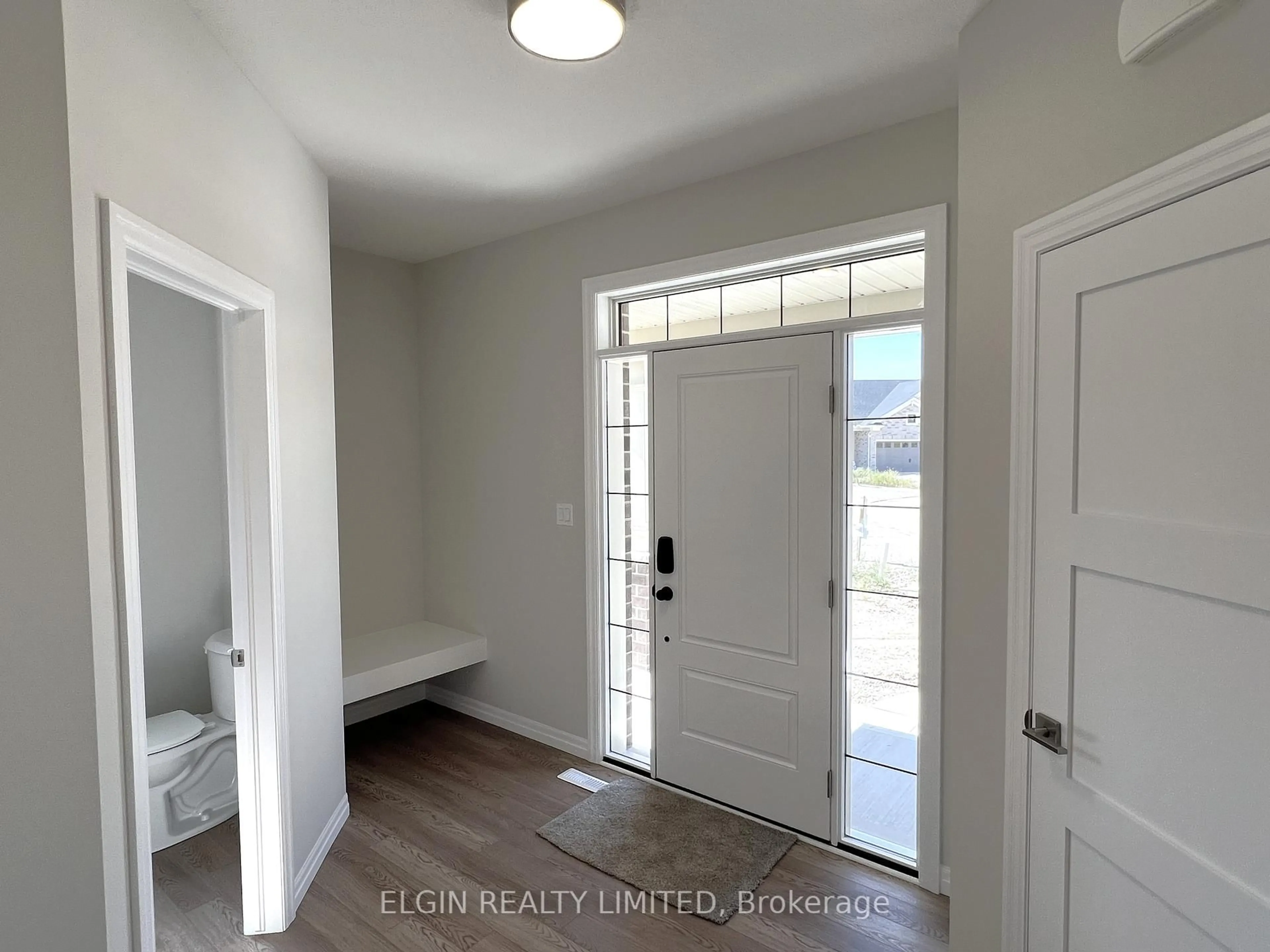 Indoor entryway for 8 Columbus Crt, Central Elgin Ontario N5P 0E5