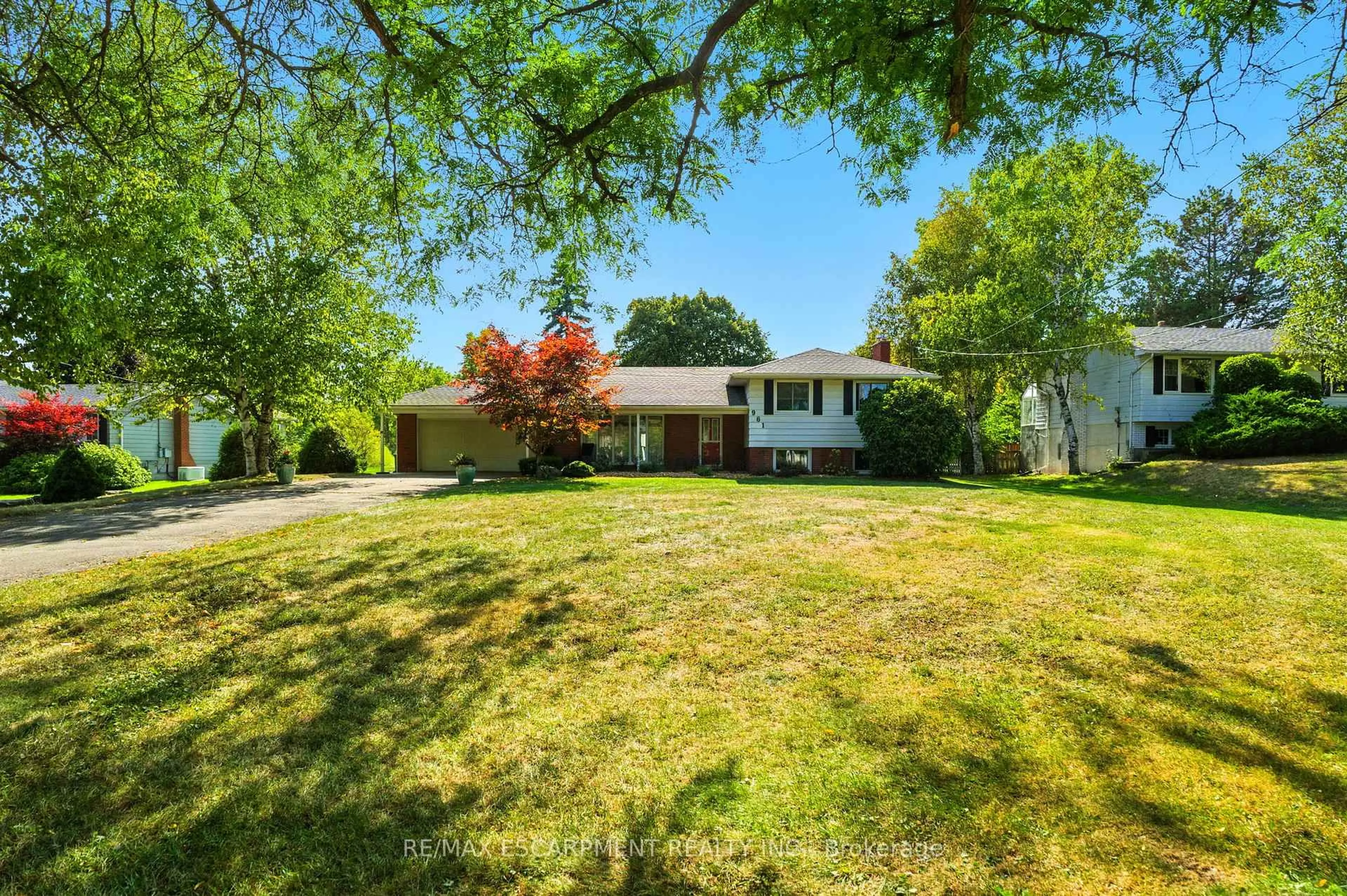 A pic from outside/outdoor area/front of a property/back of a property/a pic from drone, street for 961 Garden Lane, Hamilton Ontario L8B 1P2